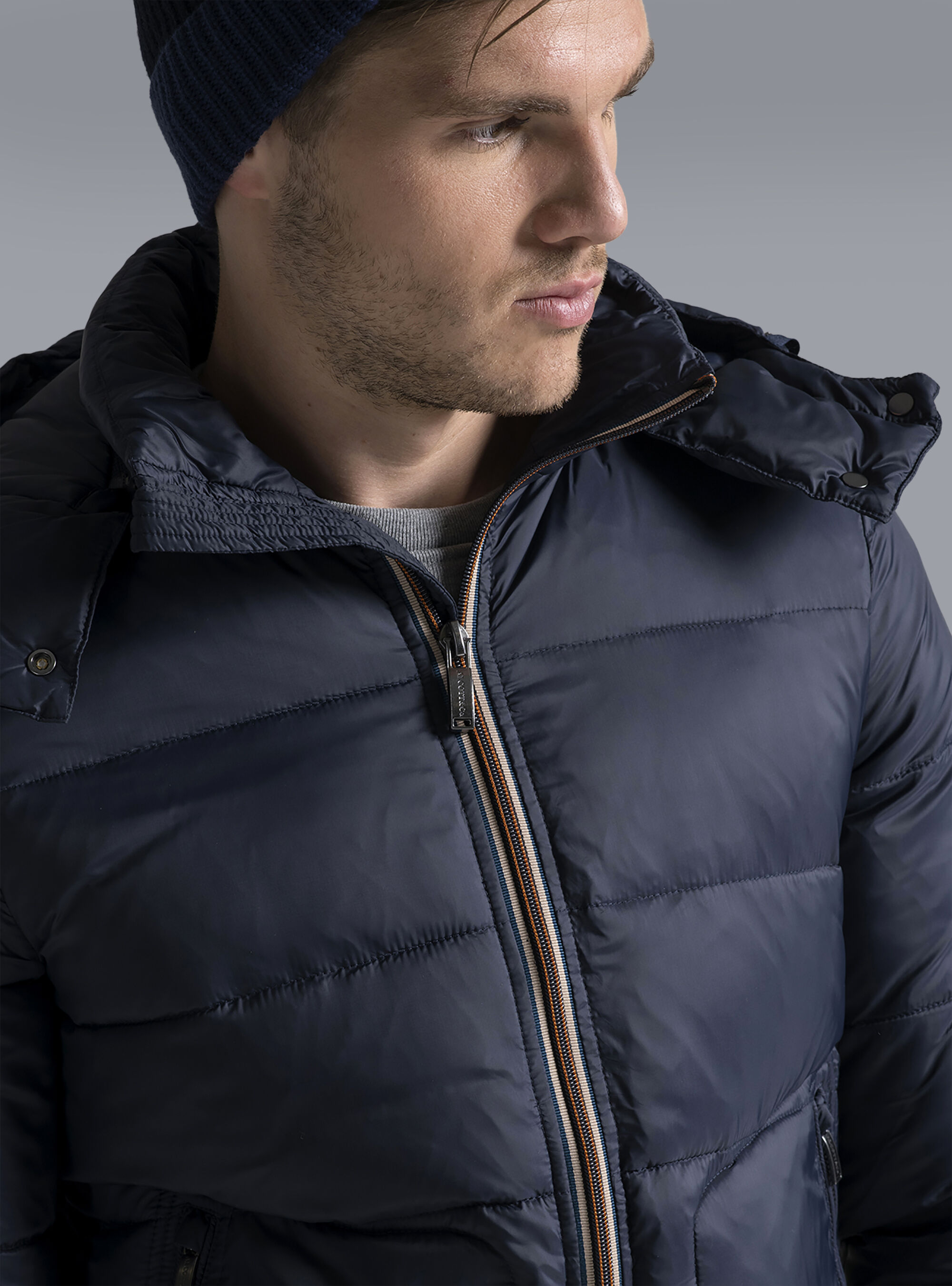 Bomber a contrasto con cappuccio, BLU MARINO