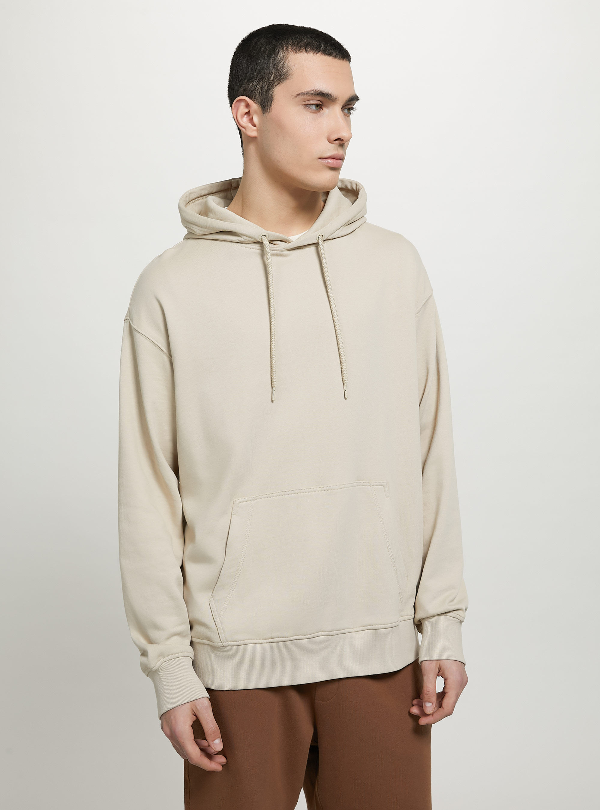 Sweatshirt with hood and pouch pocket