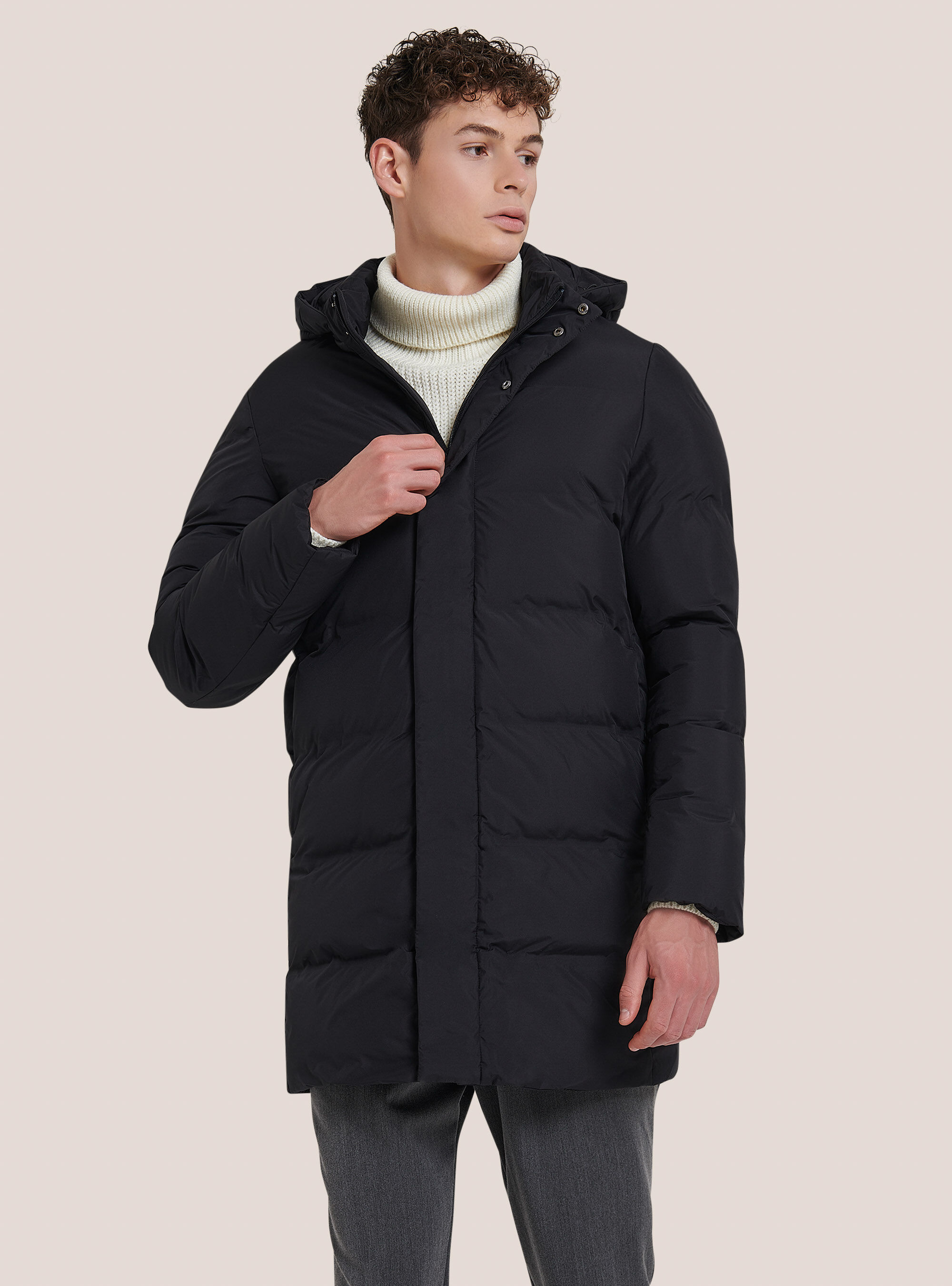 Piumino nero lungo con cappuccio clearance