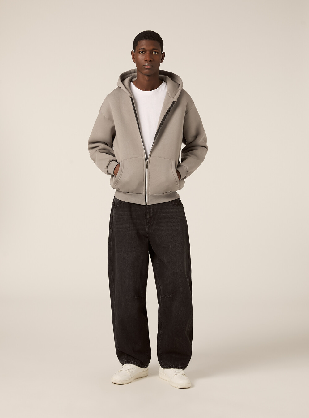 Hoodie berresleting dengan potongan longgar.