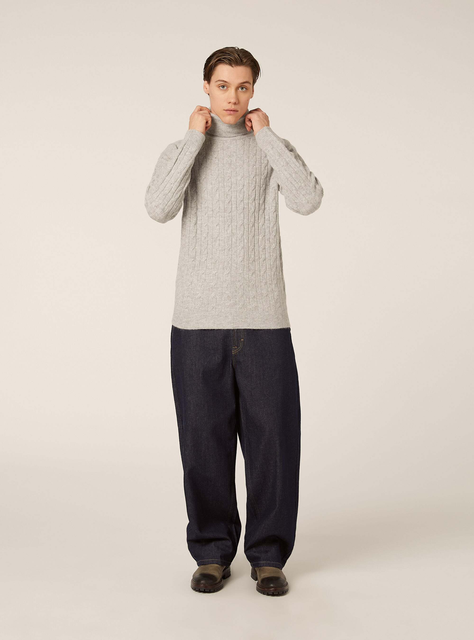 Maglione collo alto a trecce