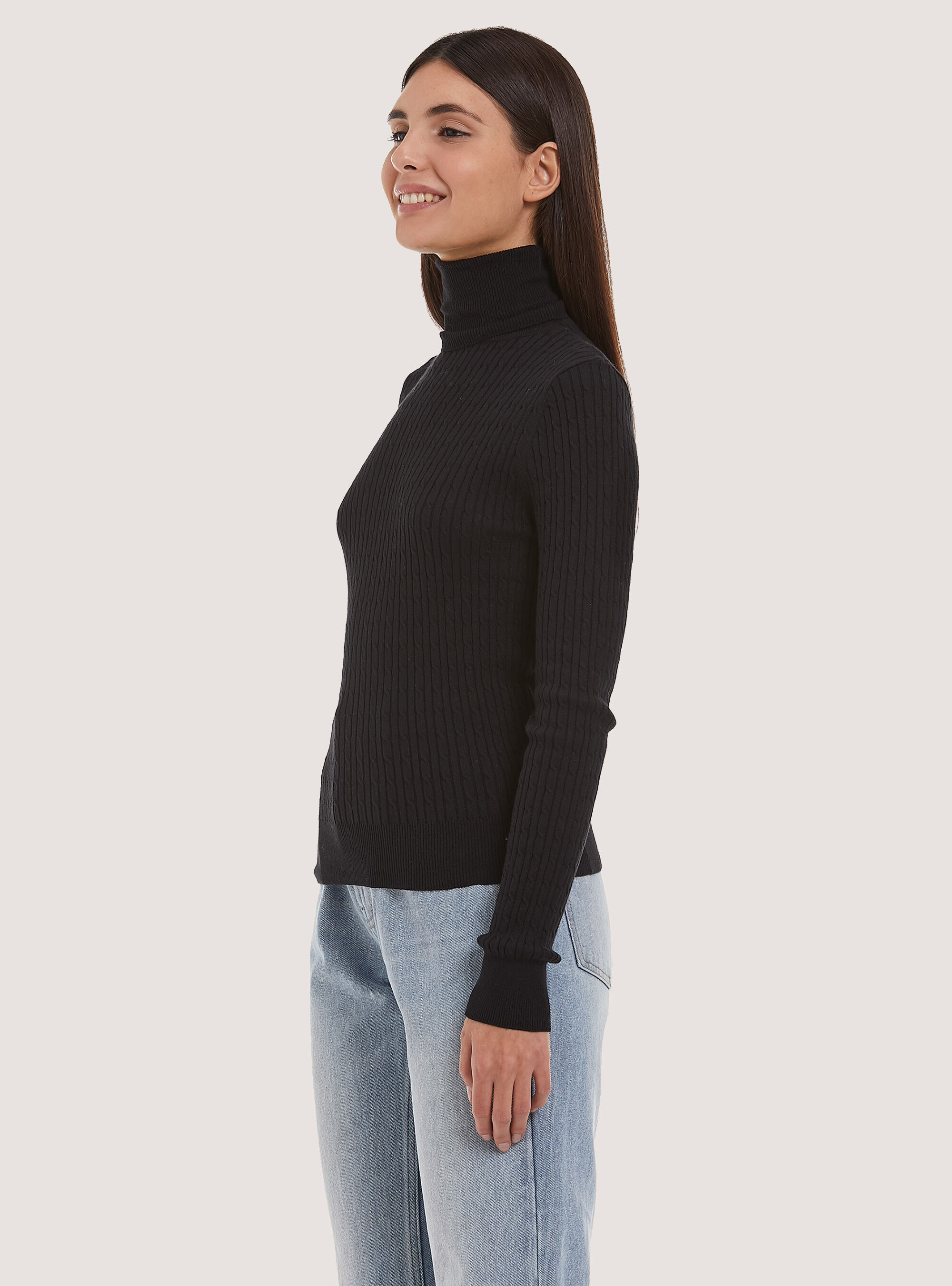 Pull &agrave; col roul&eacute; avec de fines tresses, C101 BLACK