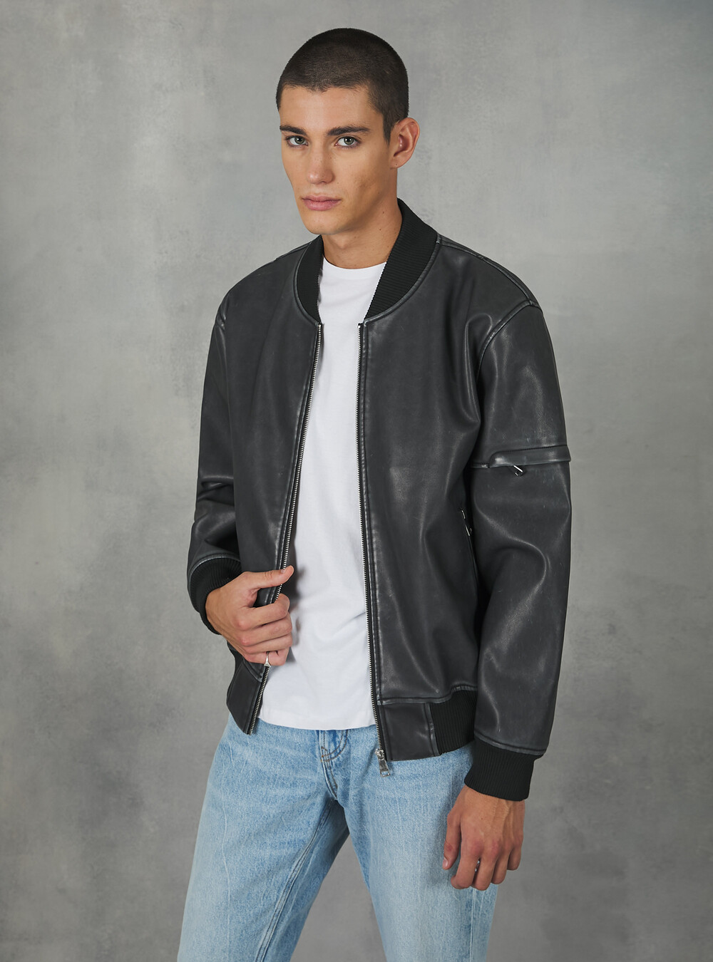 Getragene Bomberjacke mit Ledereffekt