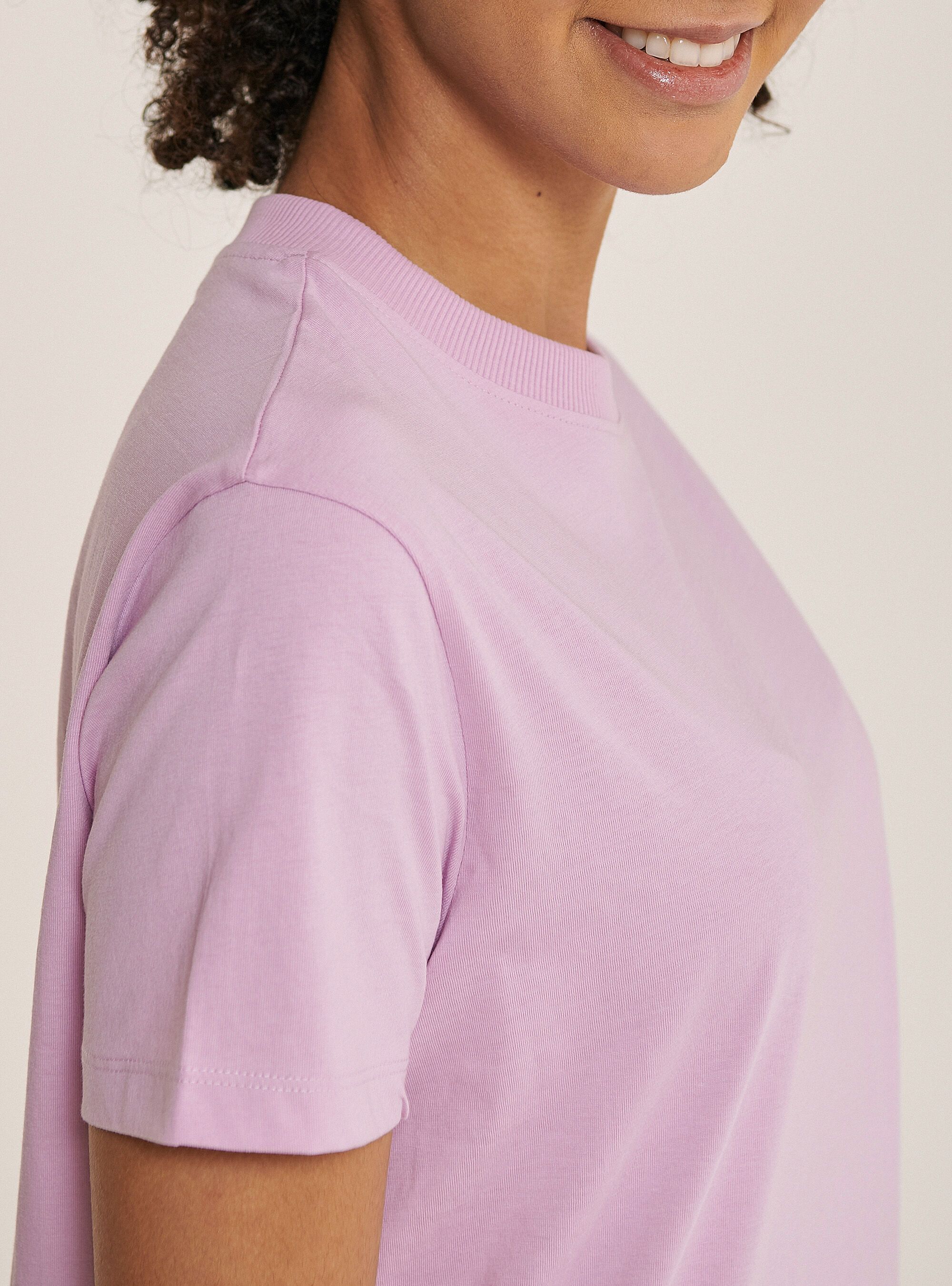Camiseta esencial de algod&oacute;n peinado liso, C3303 LILLAC