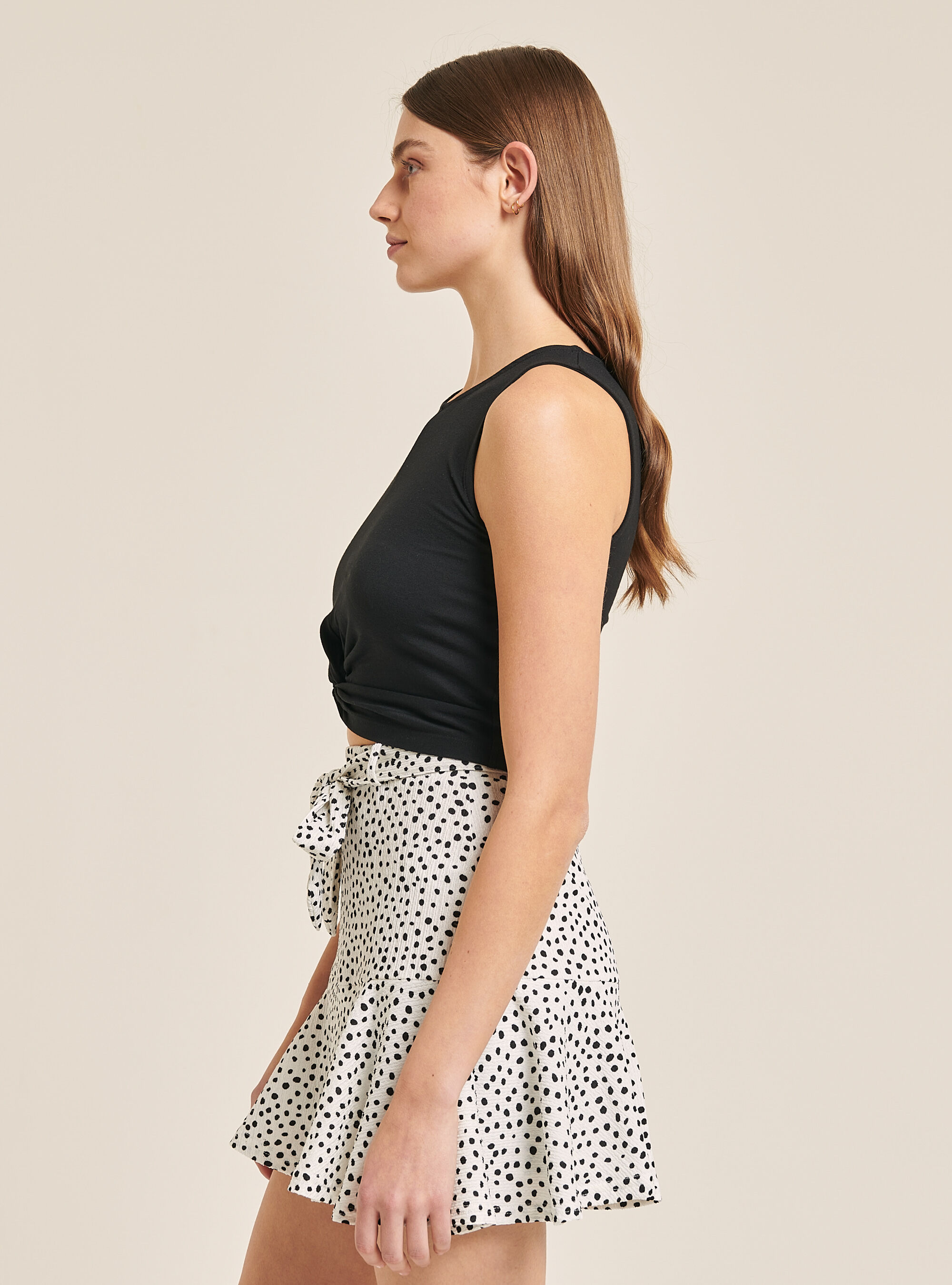 Basic cropped tank top with cotton knot, BLACK