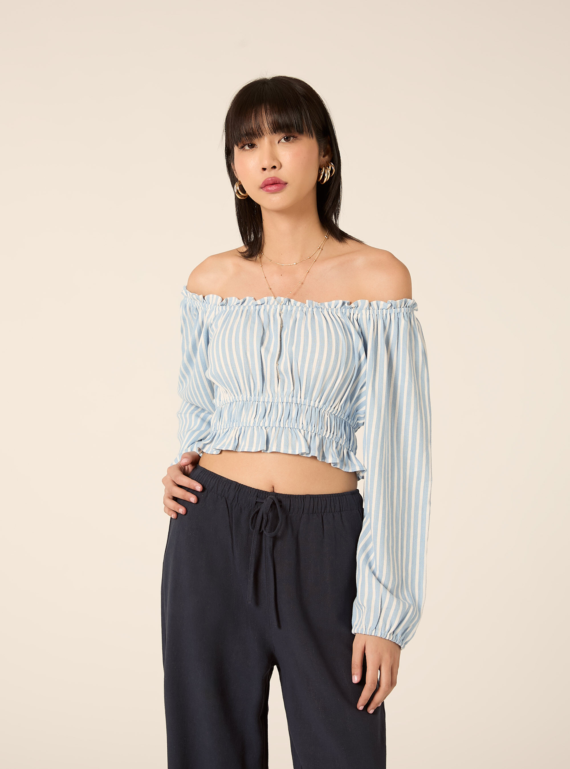 Blusa con spalle scoperte in misto lino