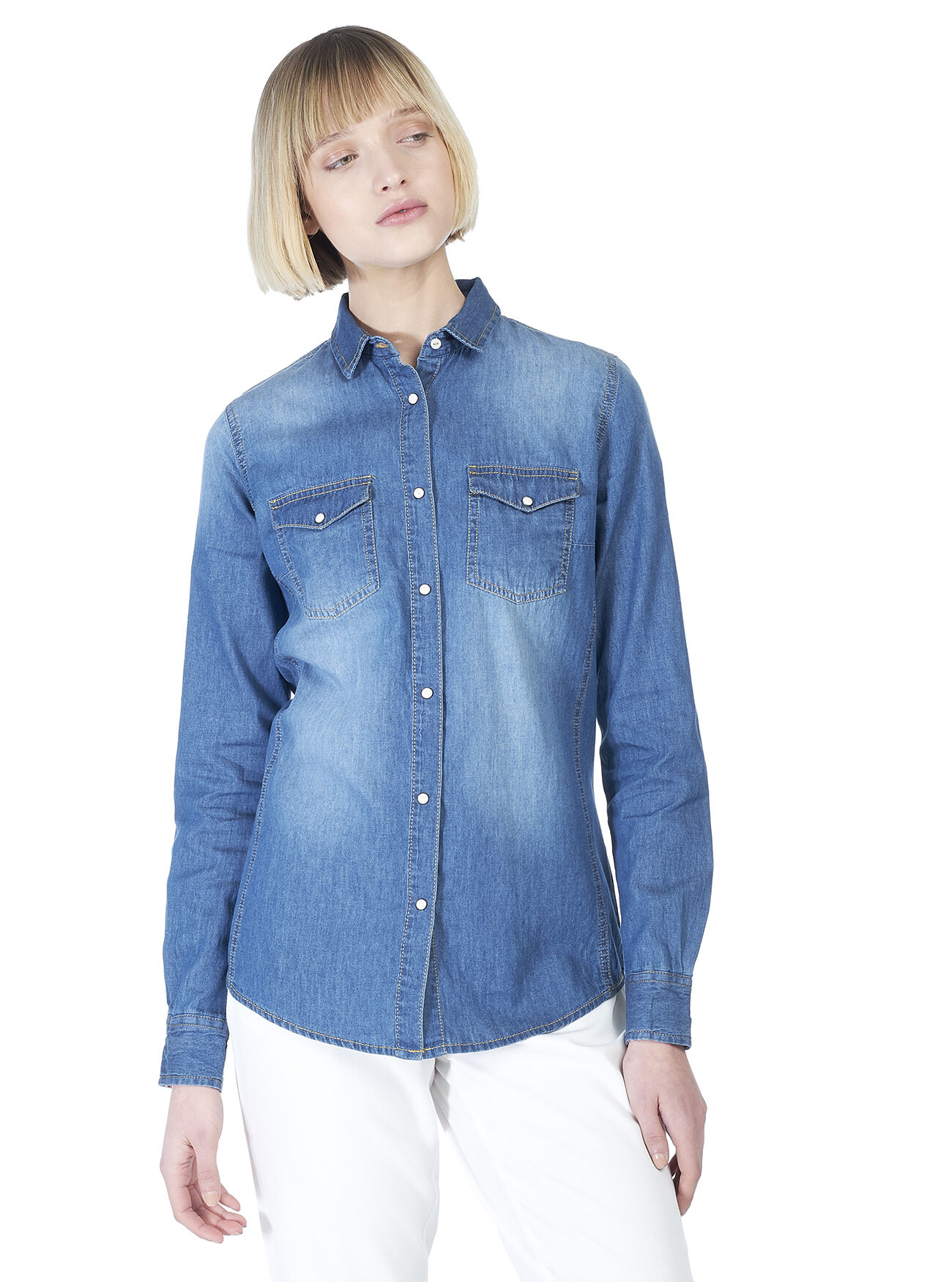Camicia di jeans slim fit con tasche frontali