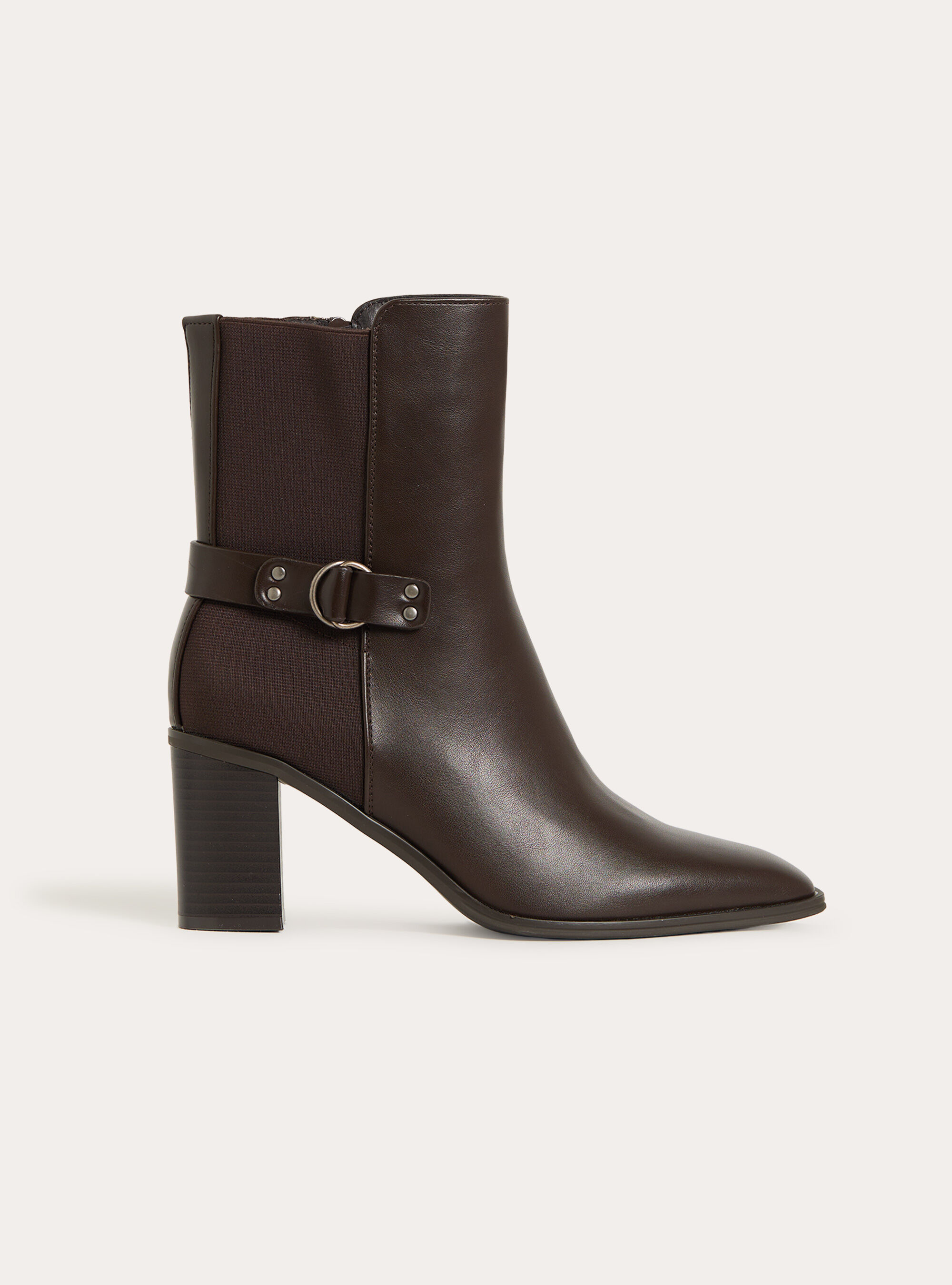 Bottines en effet cuir a talon carre et bride decorative