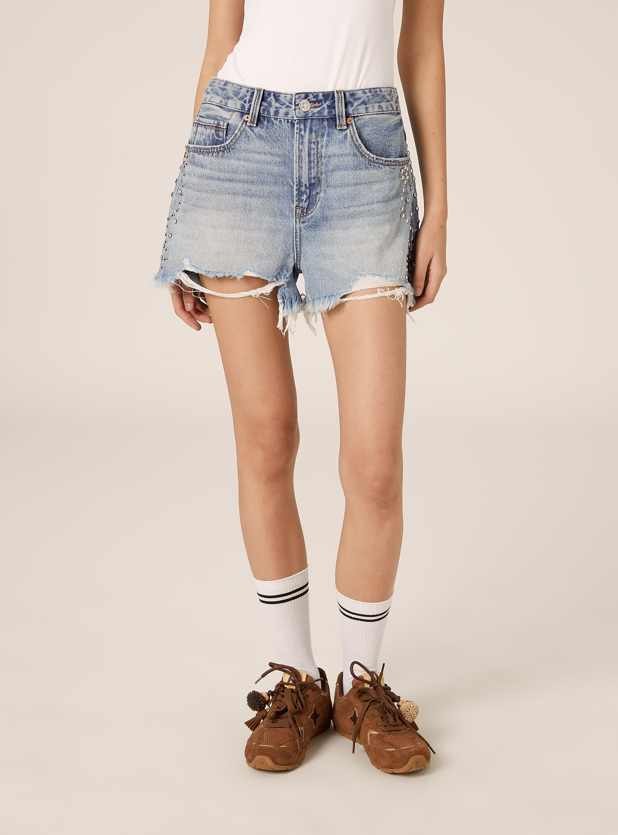 Jeansshorts mit Nieten