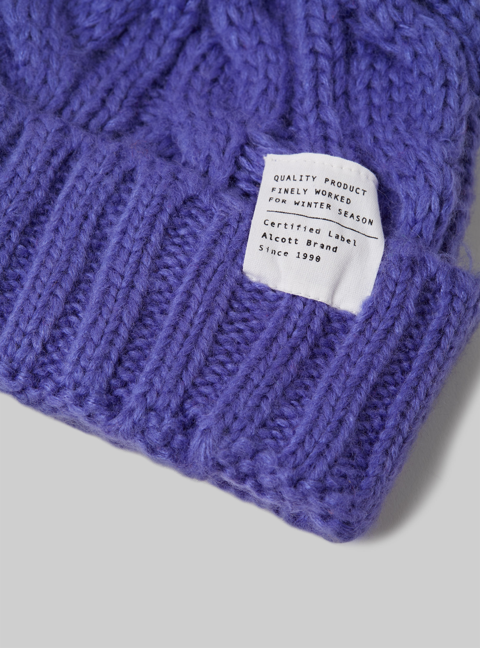 Cappello con trecce e patch