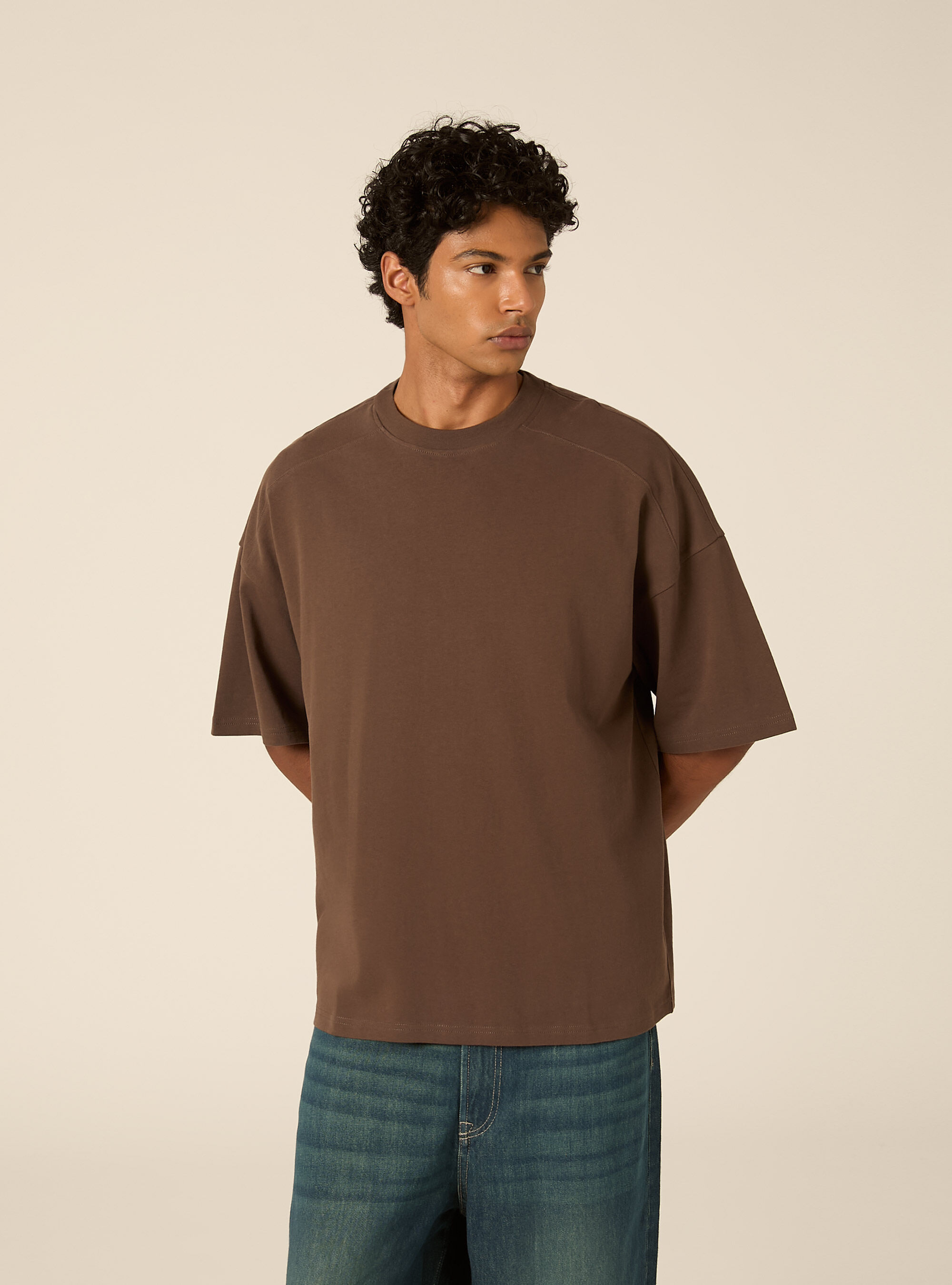 T-shirt boxy fit con tagli sulle spalle