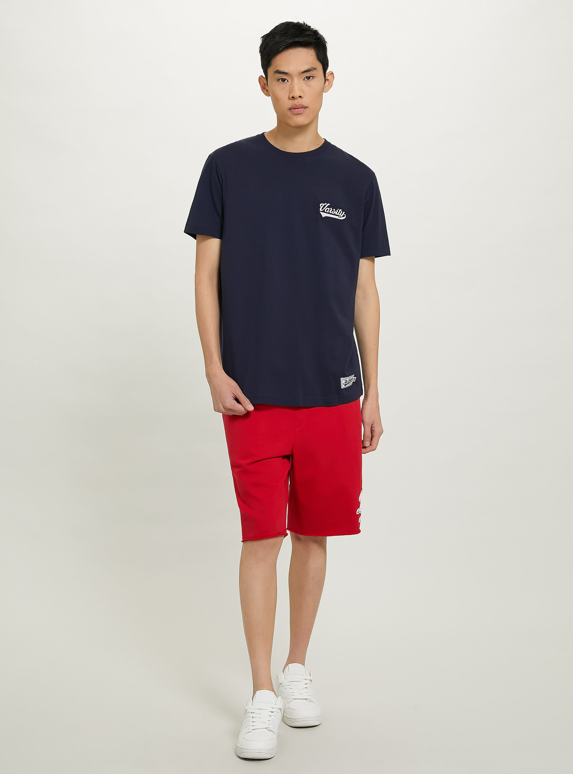 Camiseta de algod&oacute;n con parche Varsity, C2306 BLU