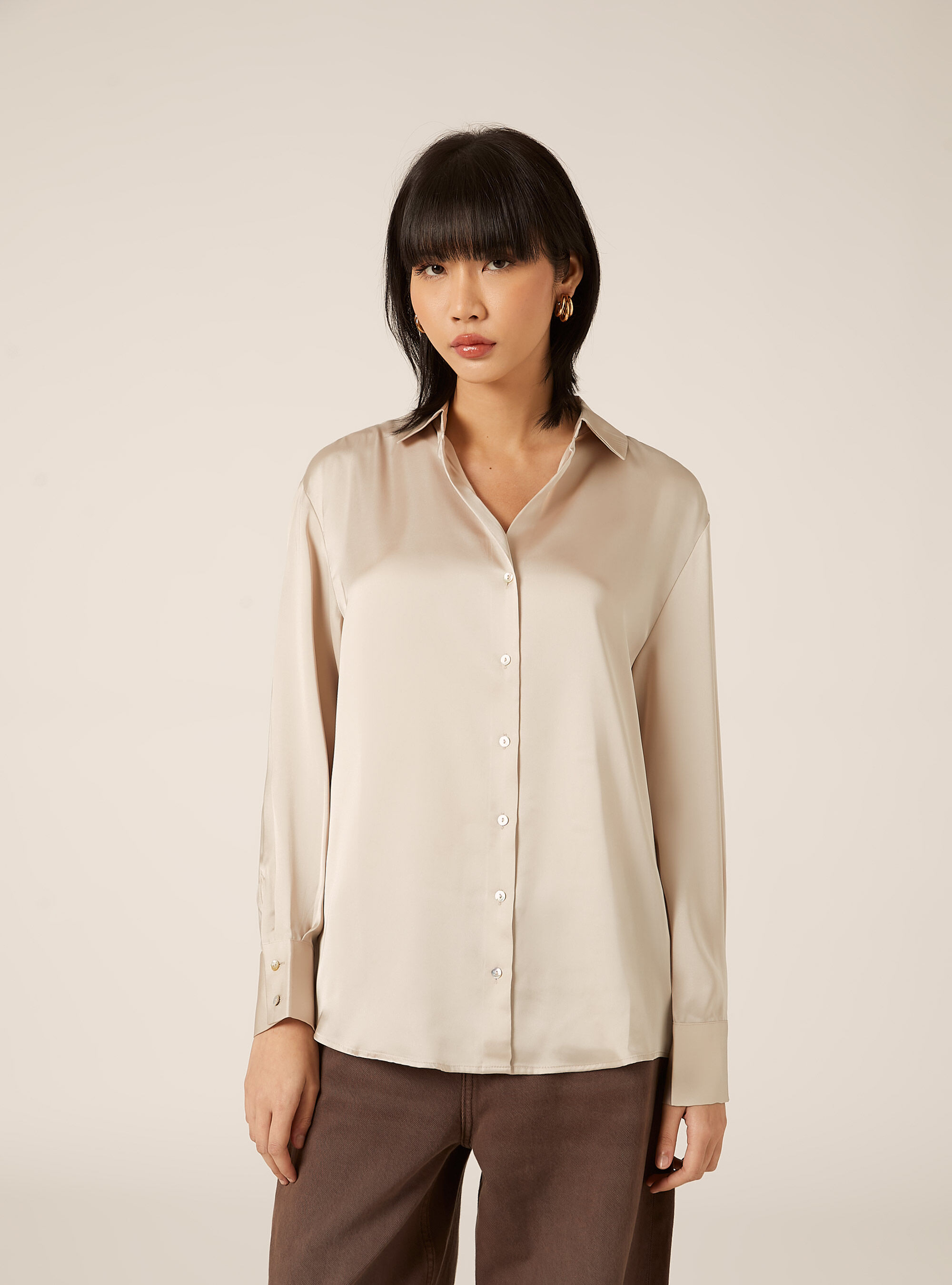 Camicia in satin con colletto a revers