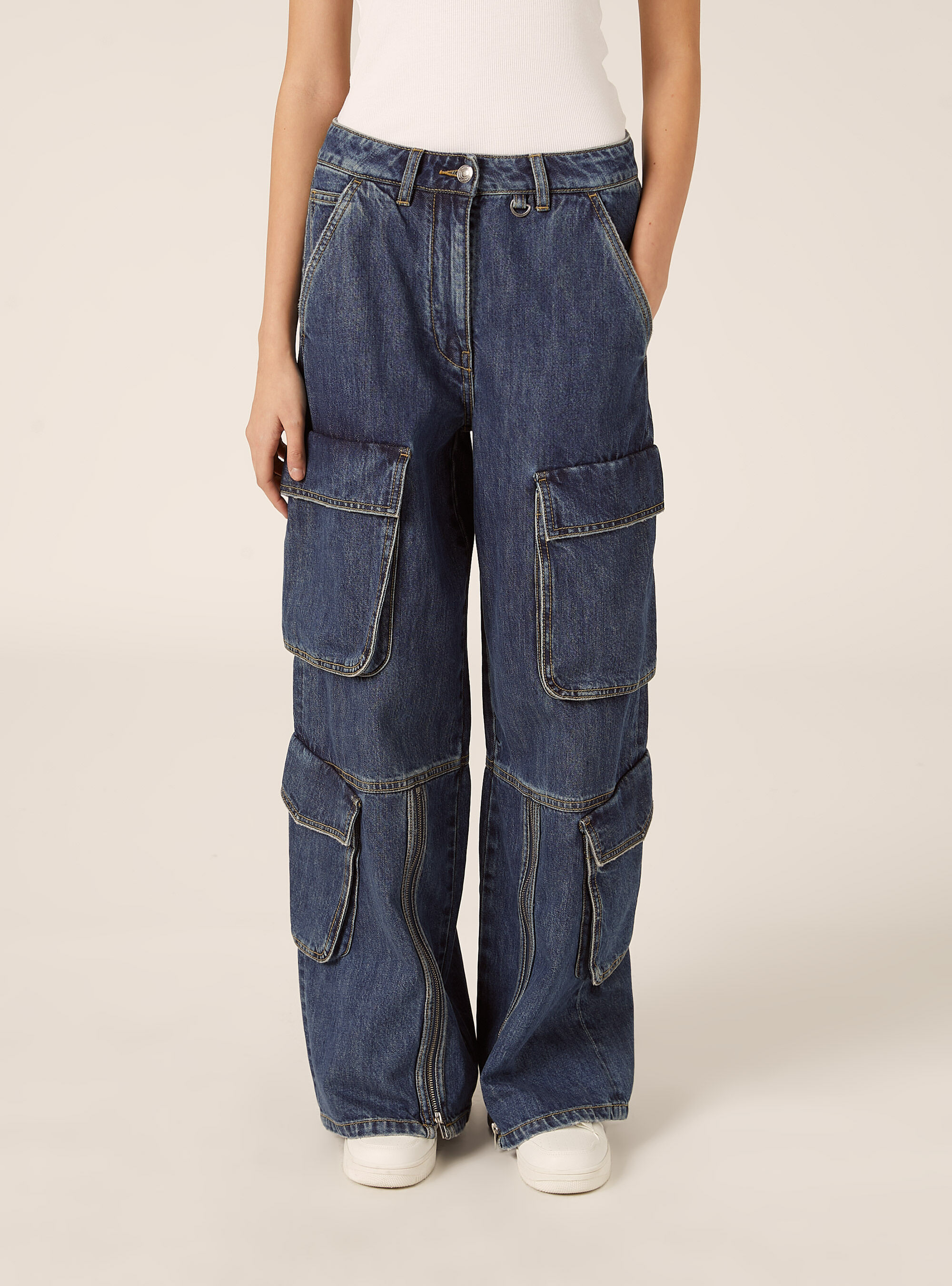 Jeans cargo con zip su gamba