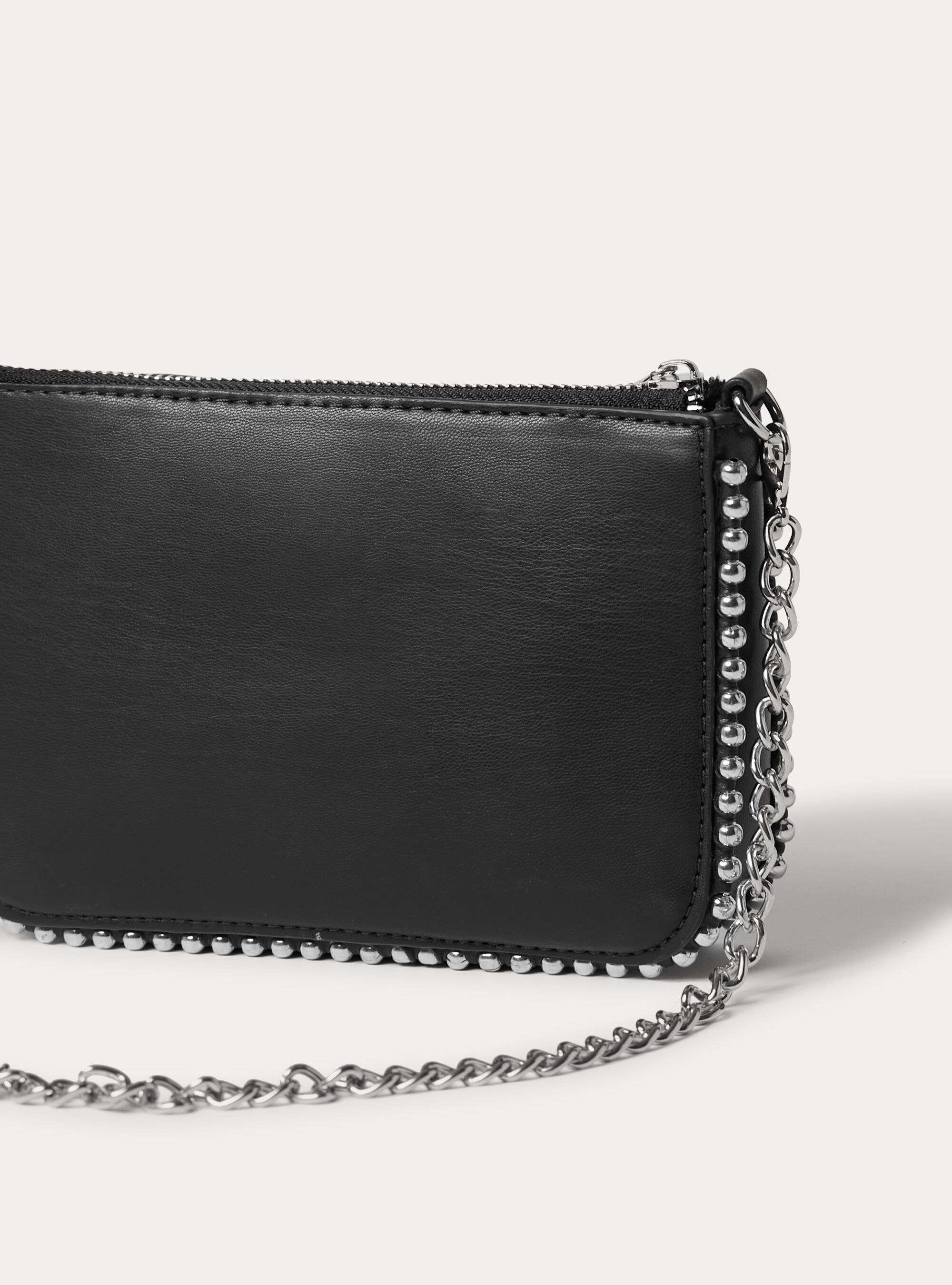 Bolso mini efecto piel con bandolera de cadena