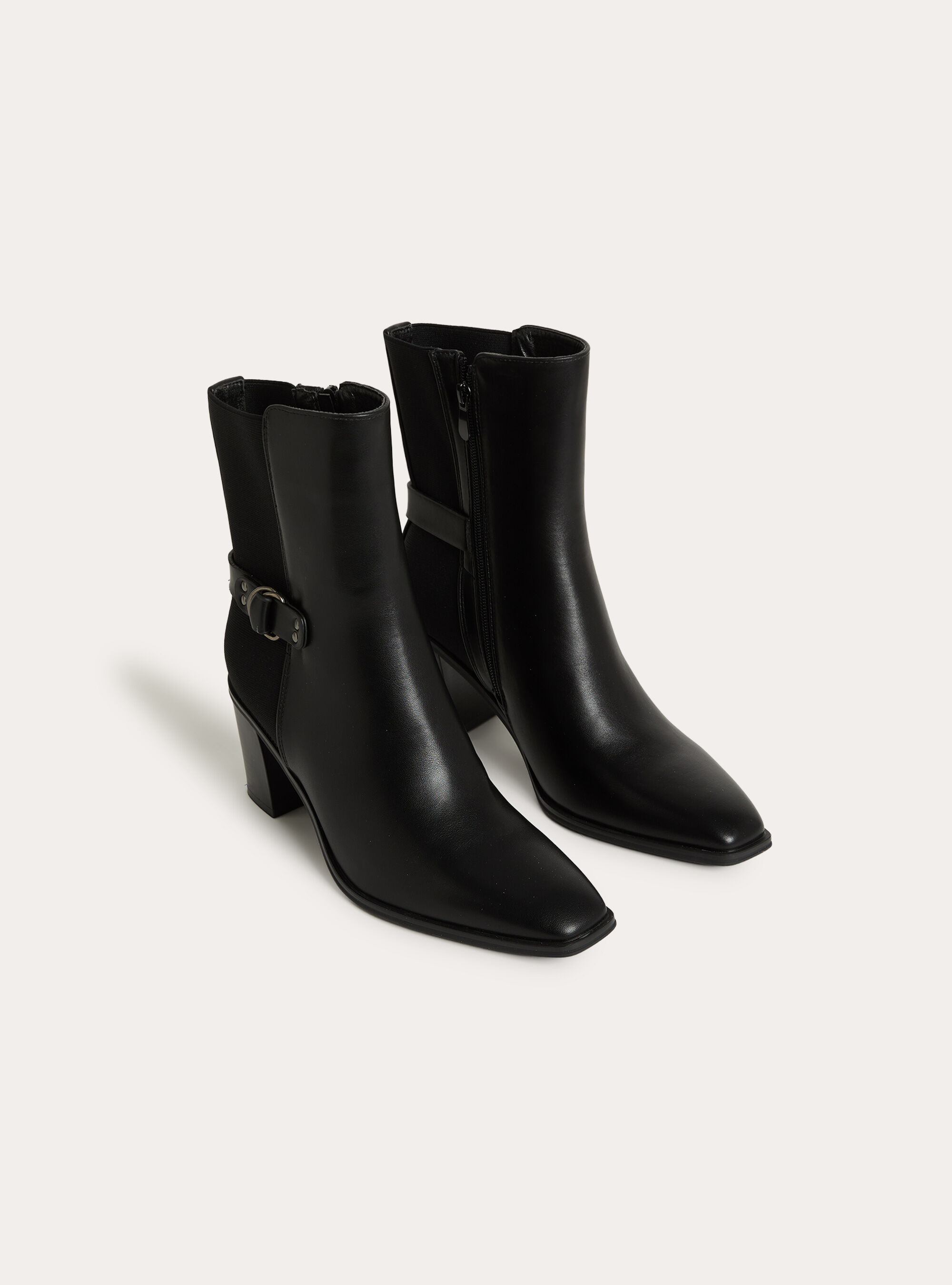 Bottines en effet cuir a talon carre et bride decorative