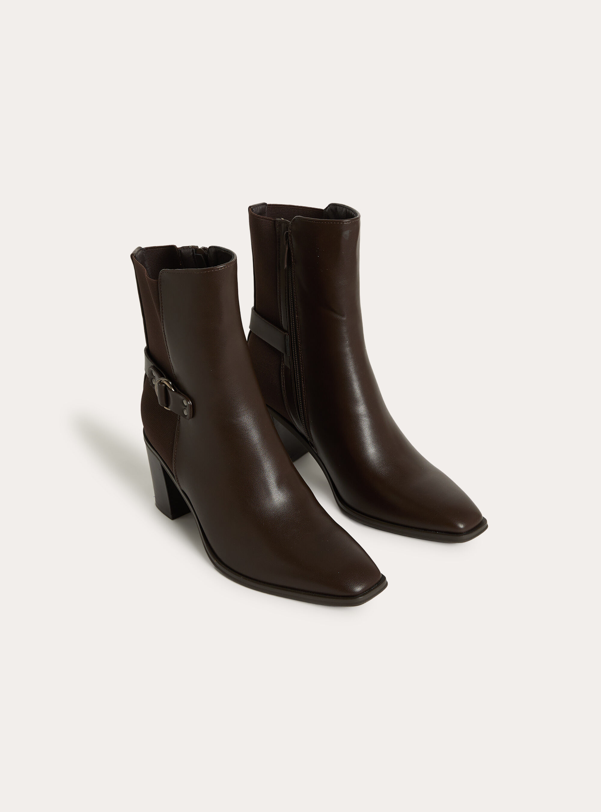 Bottines en effet cuir a talon carre et bride decorative