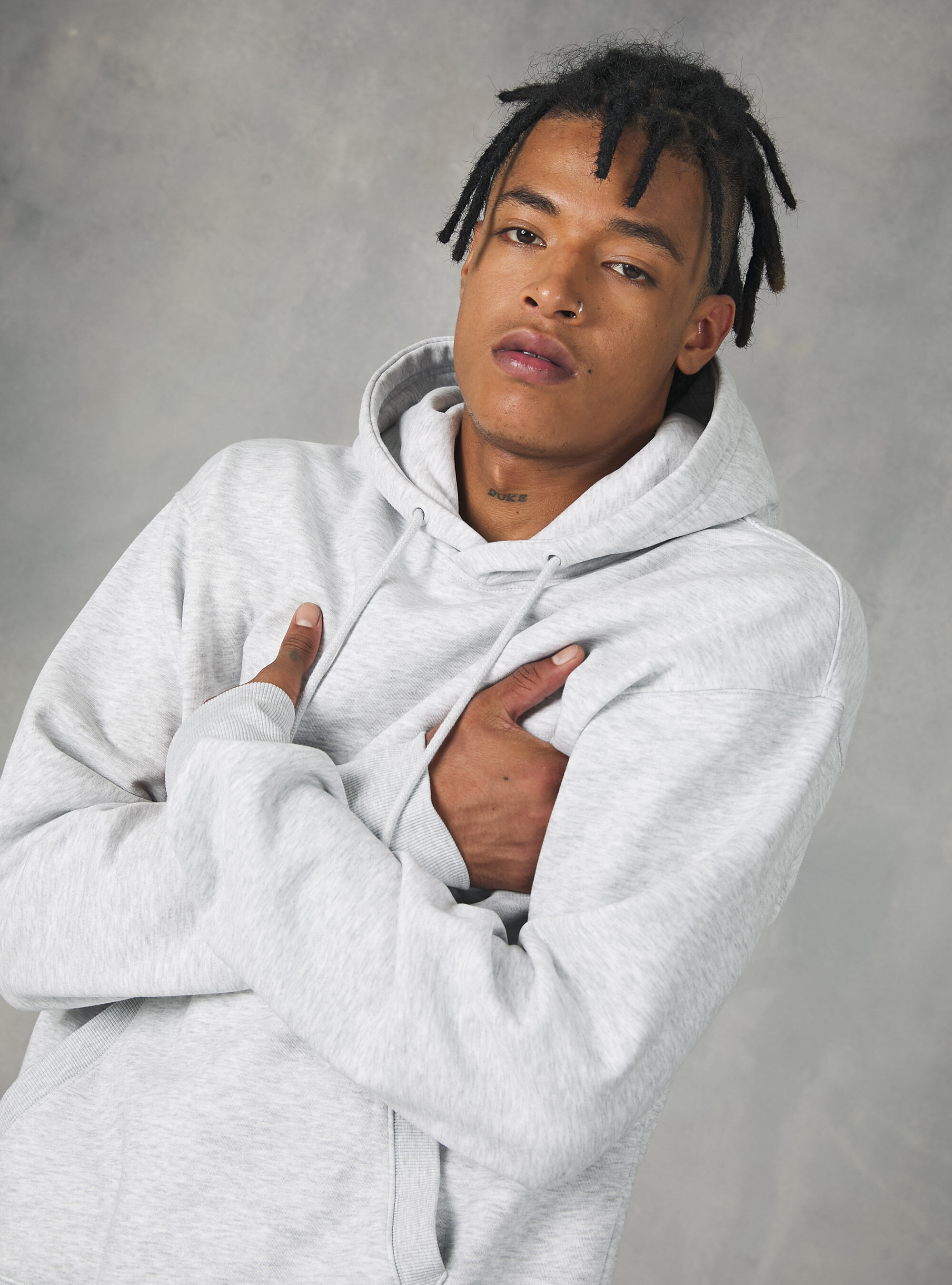 Sweatshirt with hood and pouch pocket