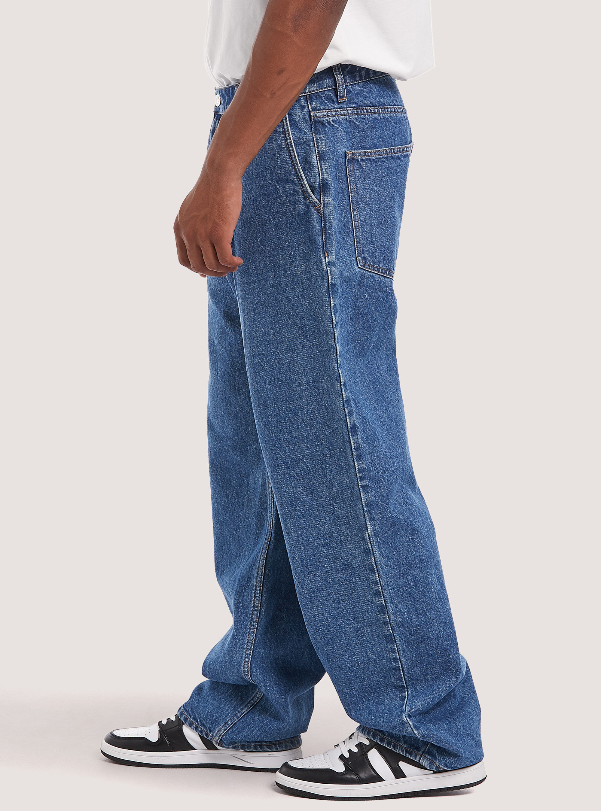 Wide leg jeans with darts