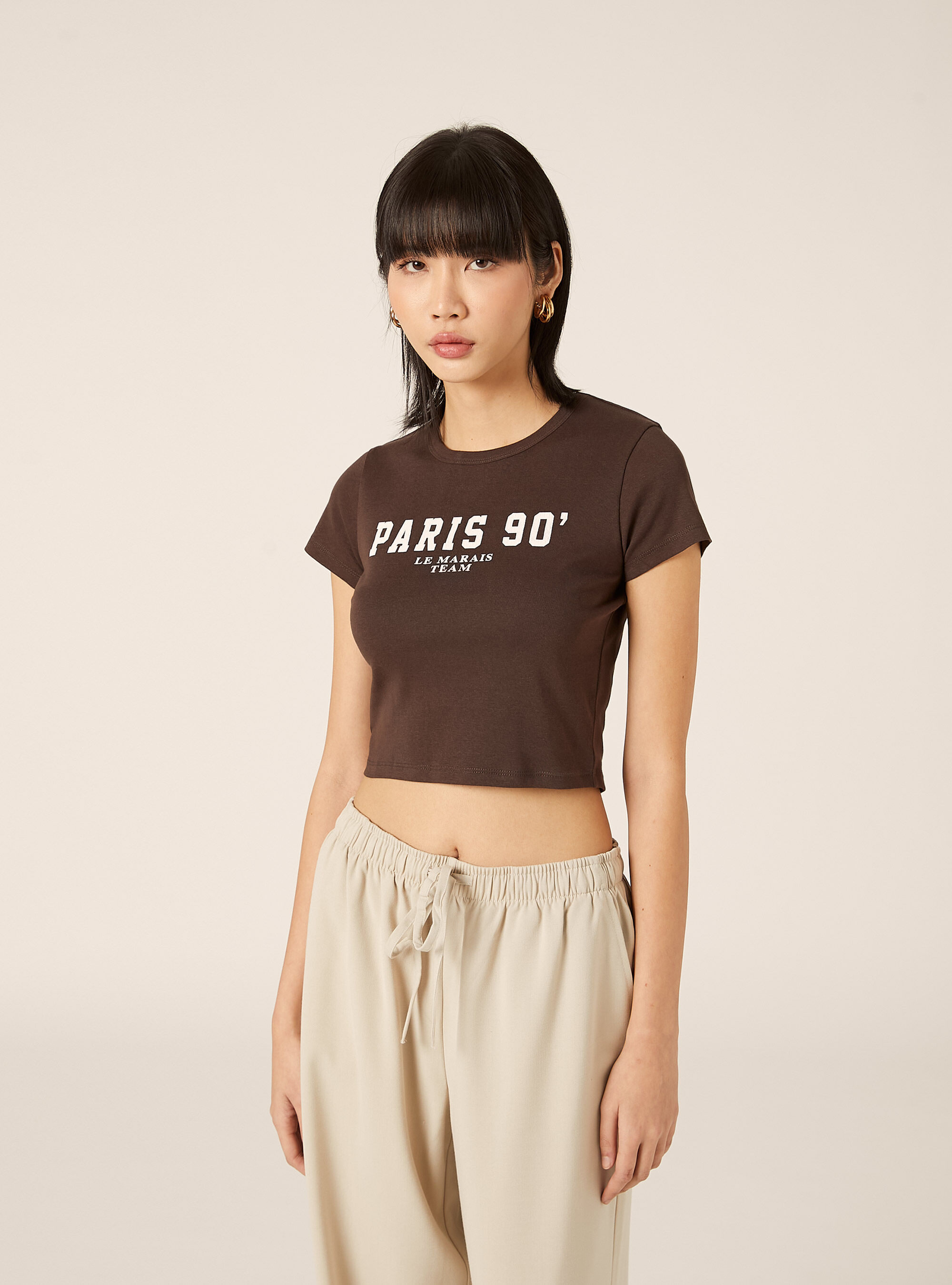 Kurz&auml;rmeliges Crop-T-Shirt mit College-Grafik-Print, BR1 BROWN DARK