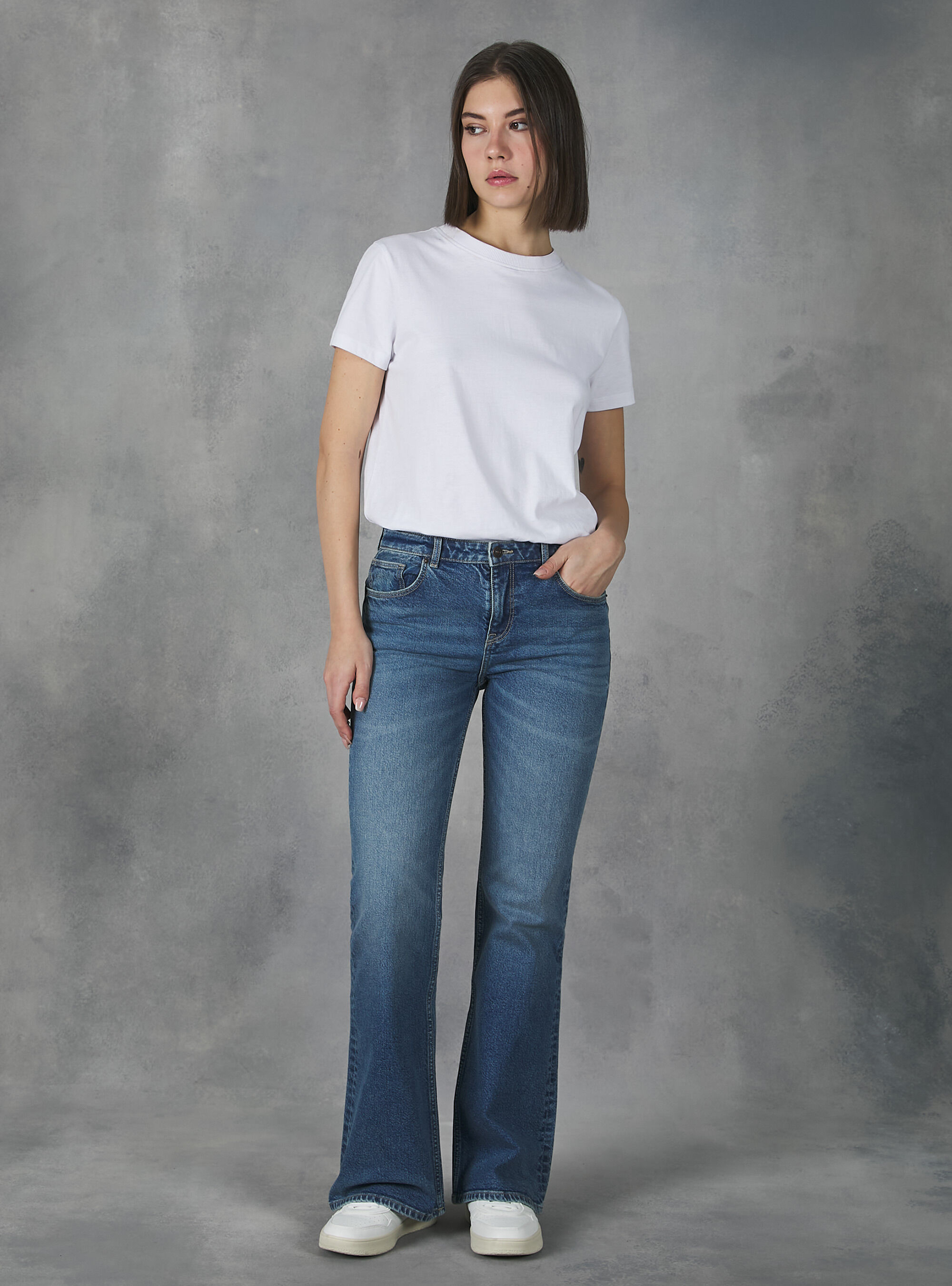 Jeans with large back pockets 2025