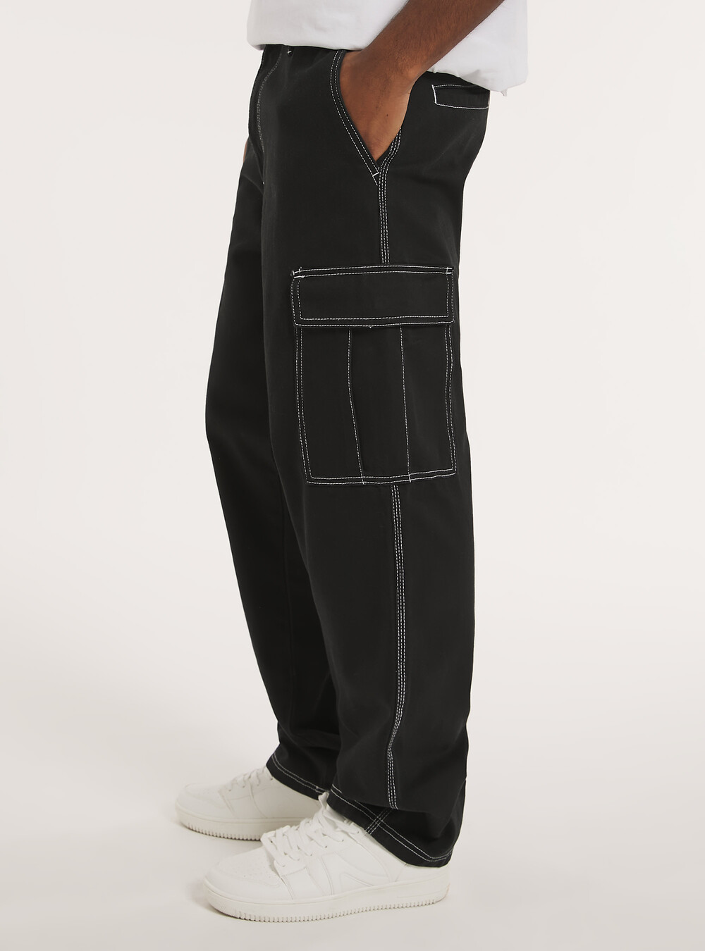 Pantaloni cargo con impunture a contrasto