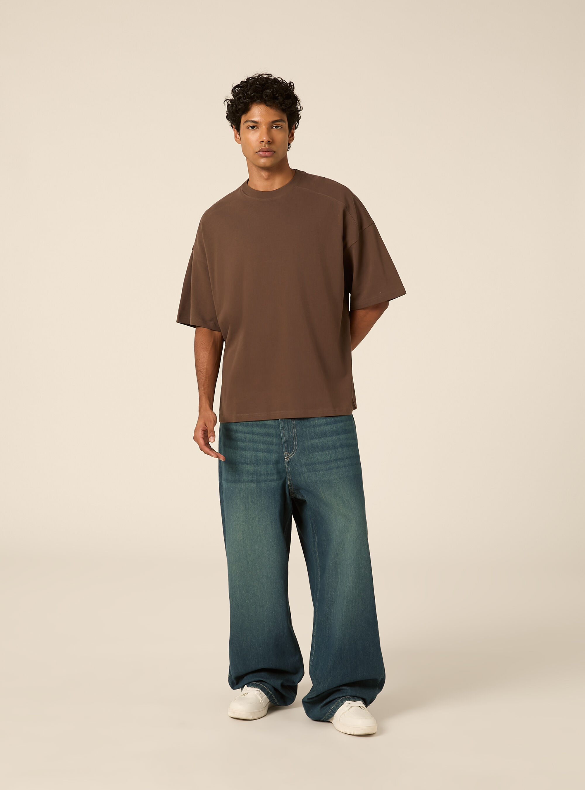 T-shirt boxy fit con tagli sulle spalle
