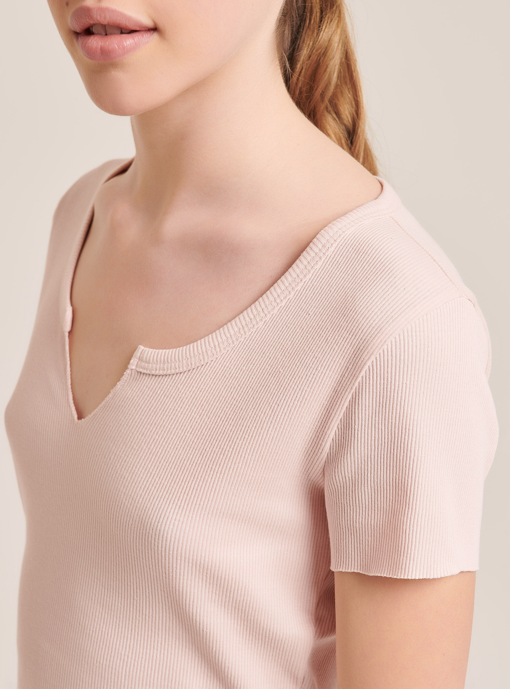 T-shirt cropped cuello v, C4436 L.PINK