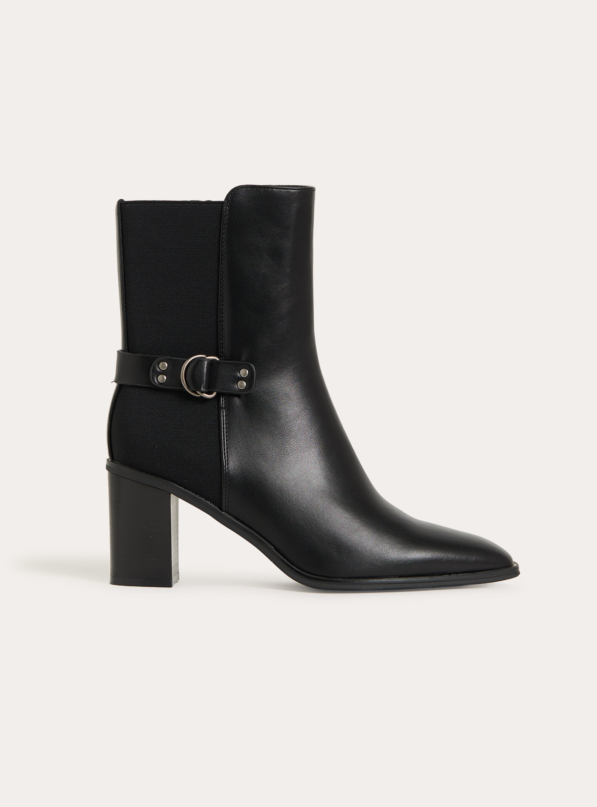Bottines en effet cuir a talon carre et bride decorative