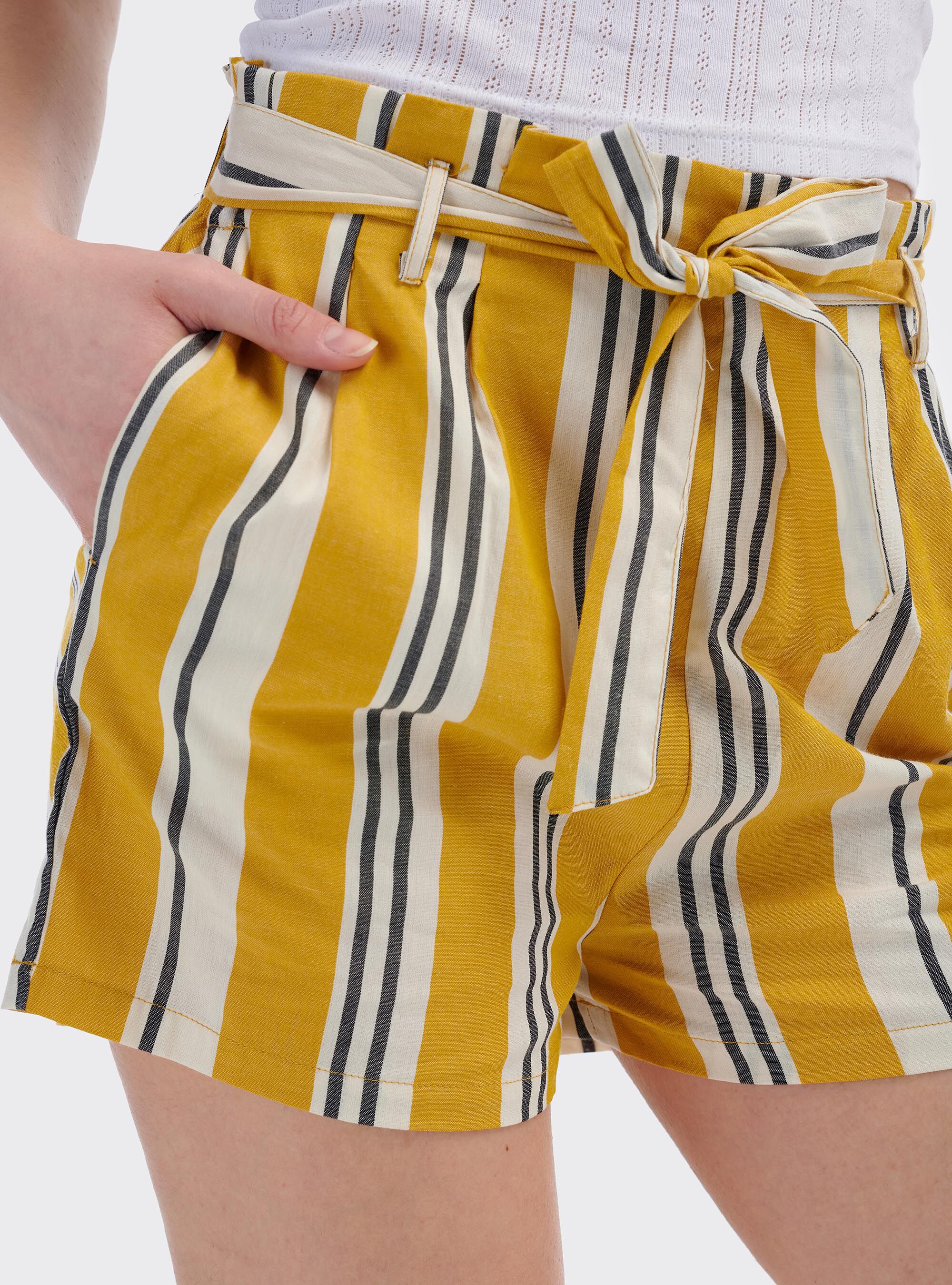 Outfit con short de rayas de colores top