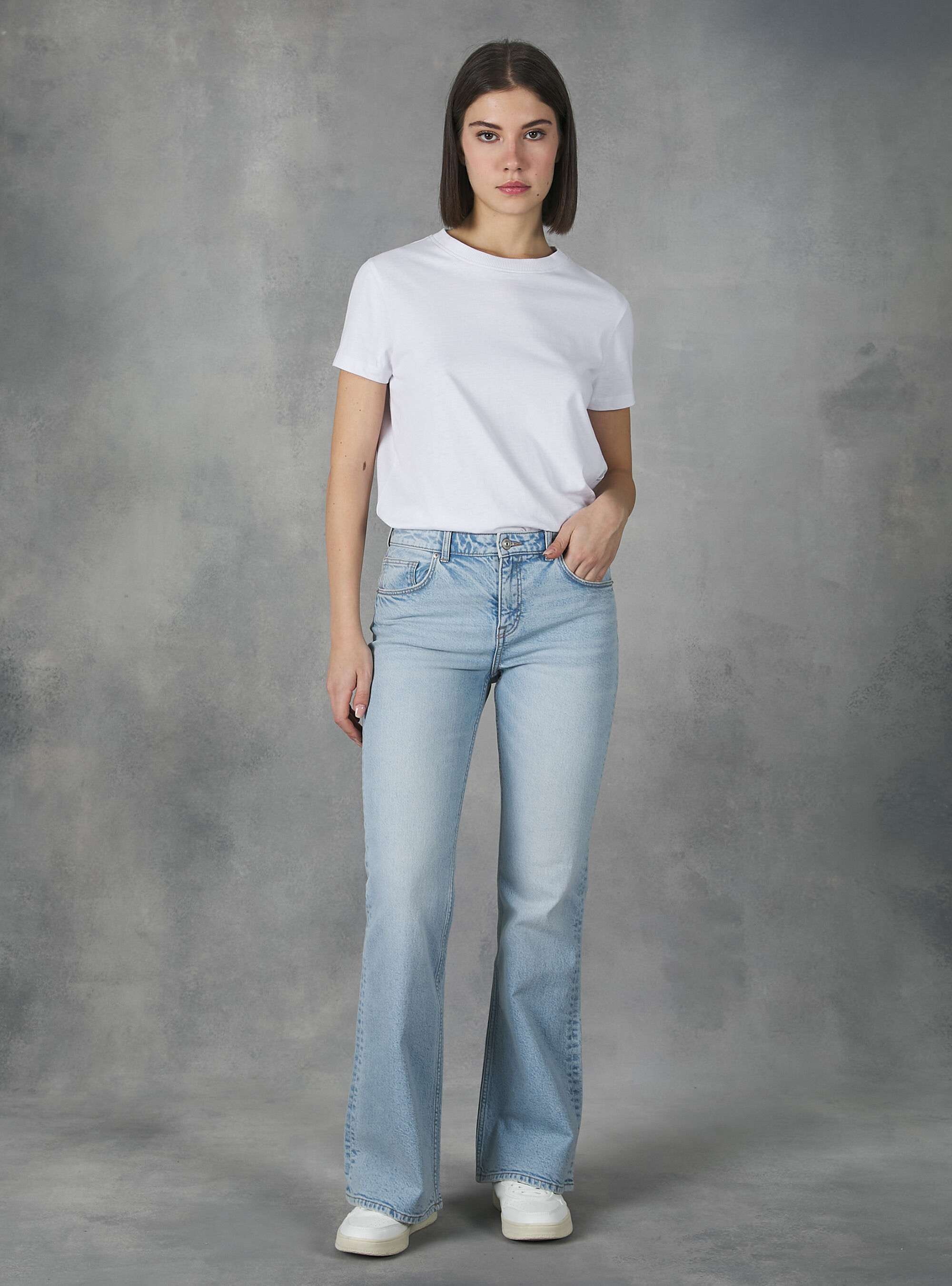 Jean flare a taille basse avec grandes poches arriere
