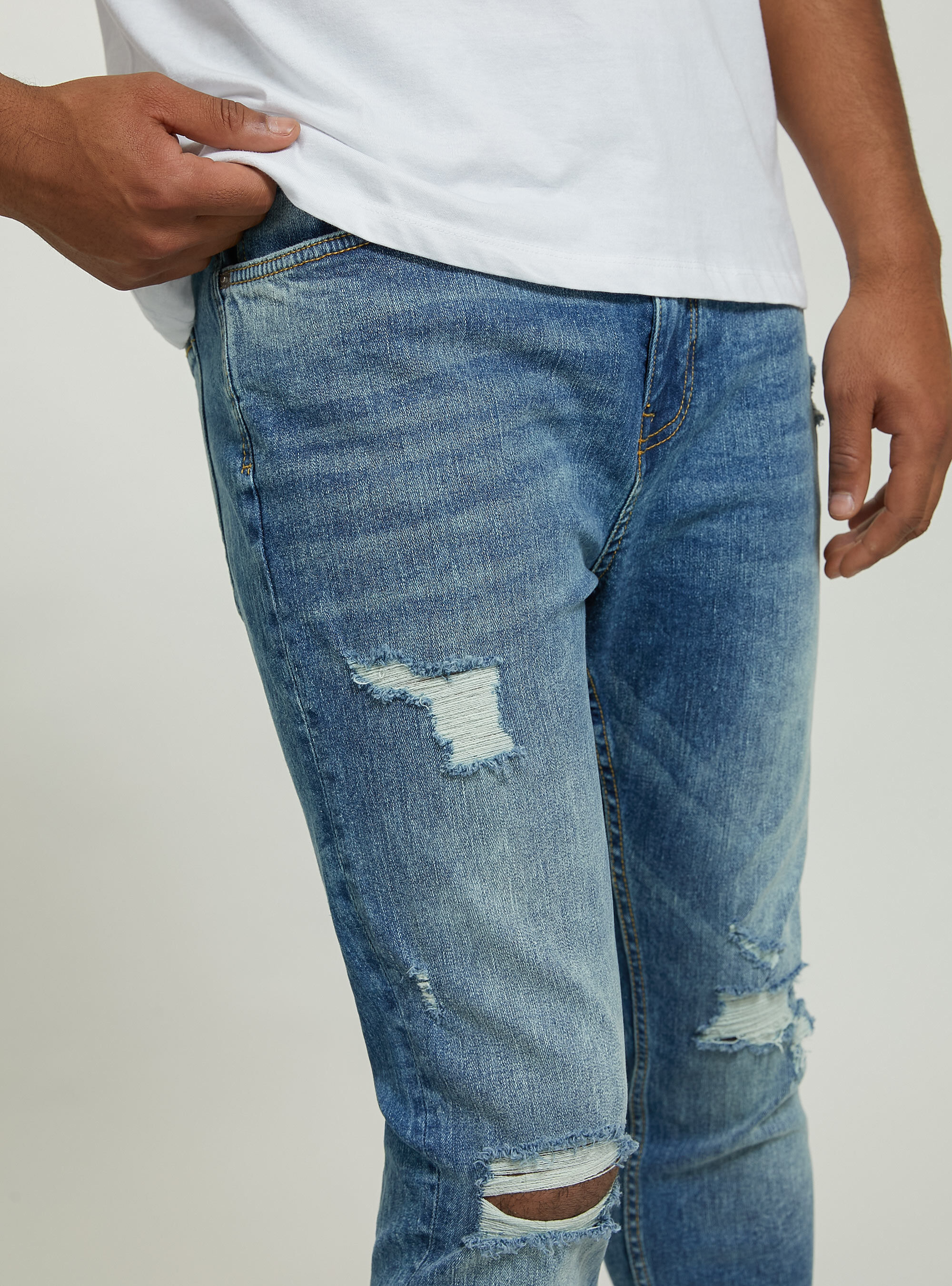 Stretch denim carrot fit jeans with rips, D004 MEDIUM LIGHT BLUE