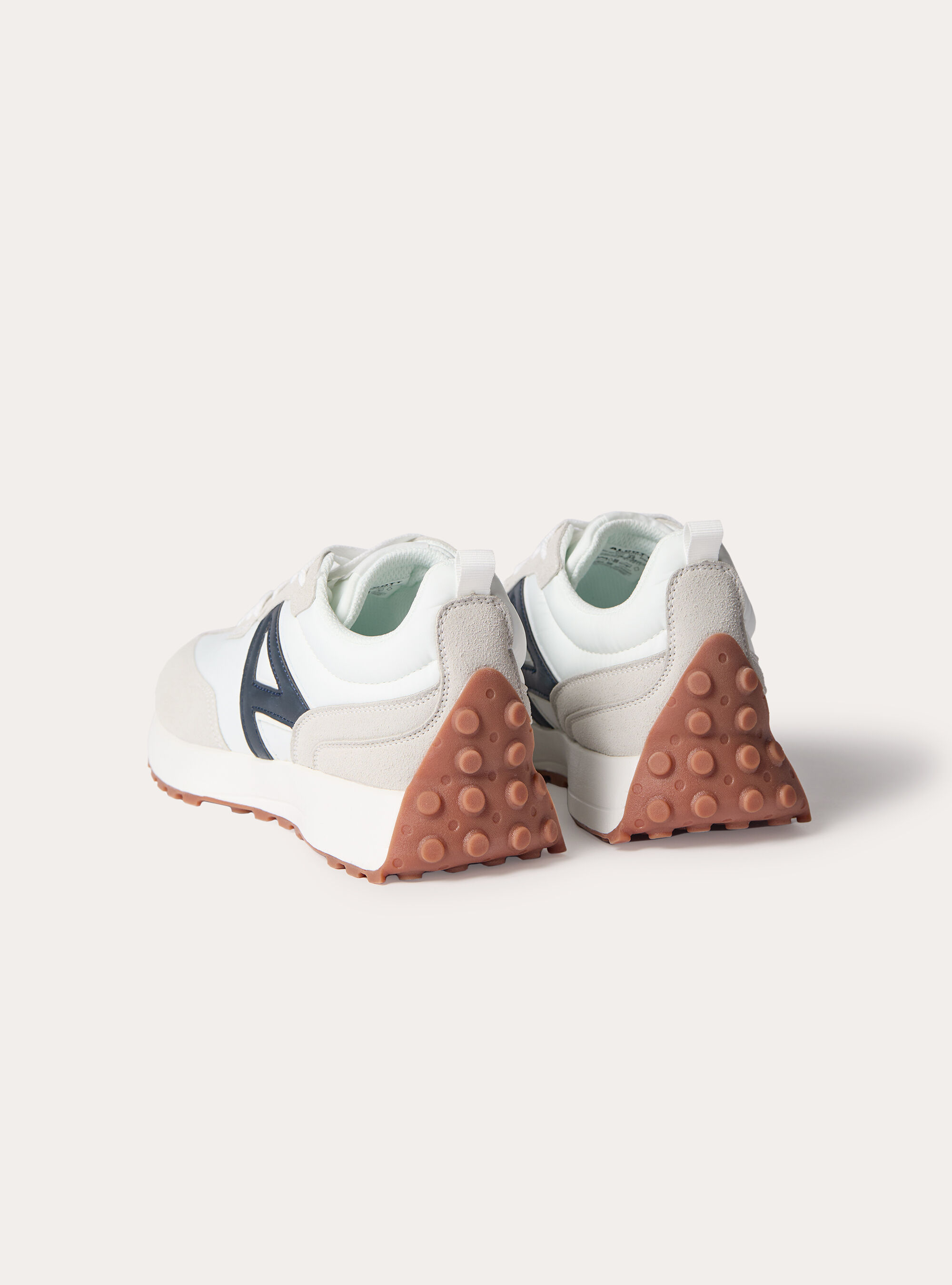 Zapatillas con logotipo en contraste