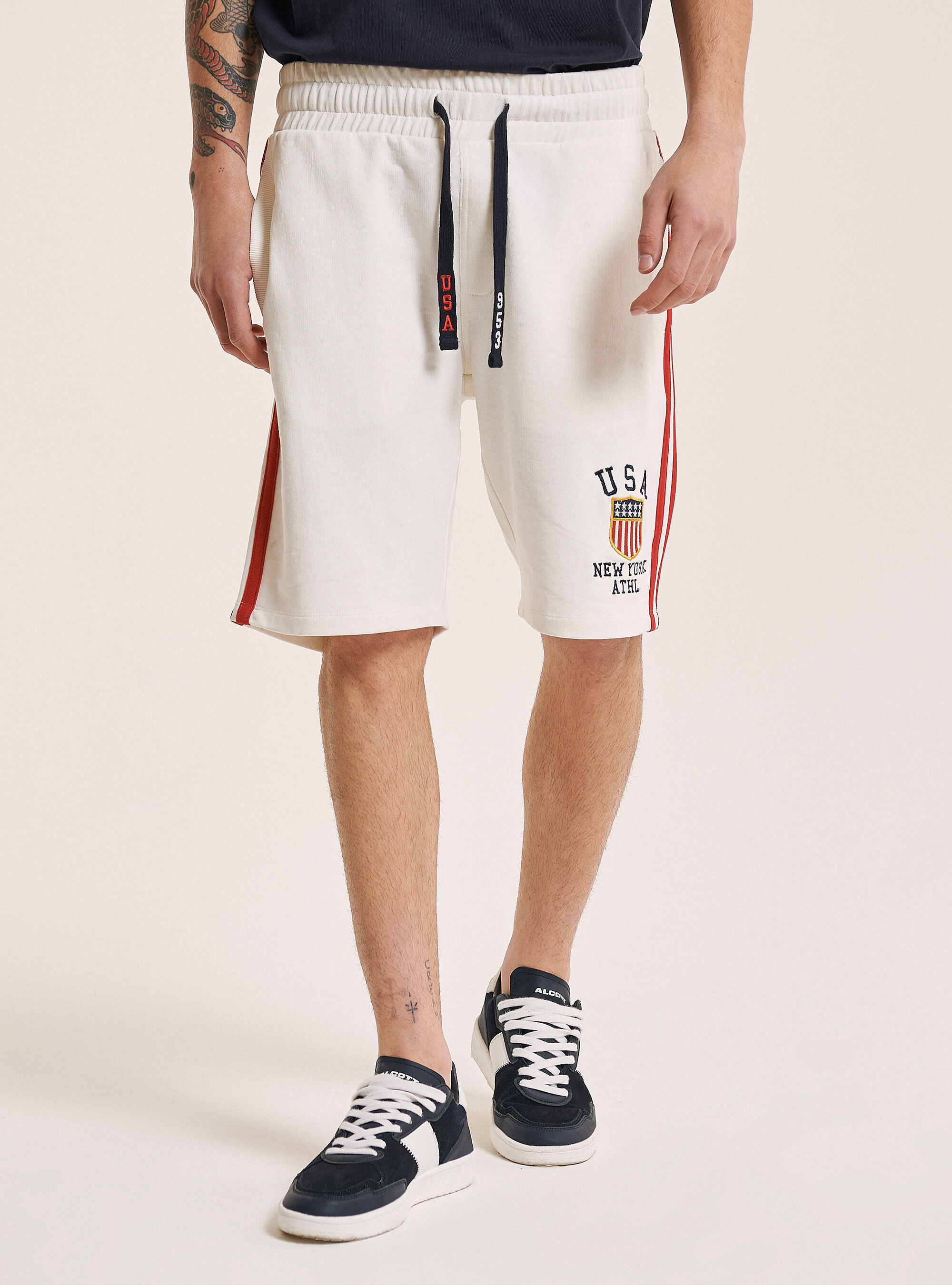 Bermuda jogger con patch ricamato e bande laterali