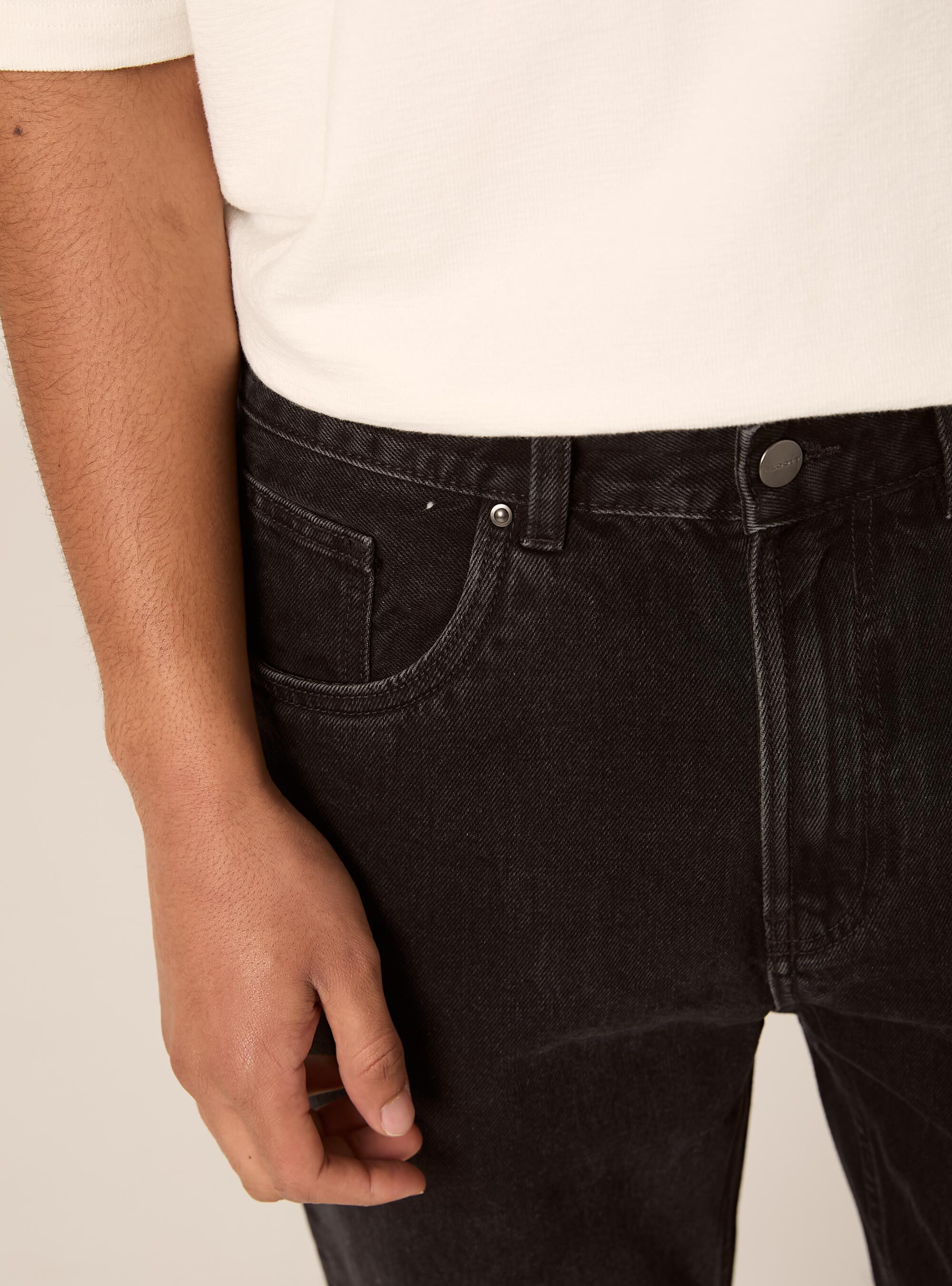 Pantalone loose fit in denim colorato, NERO