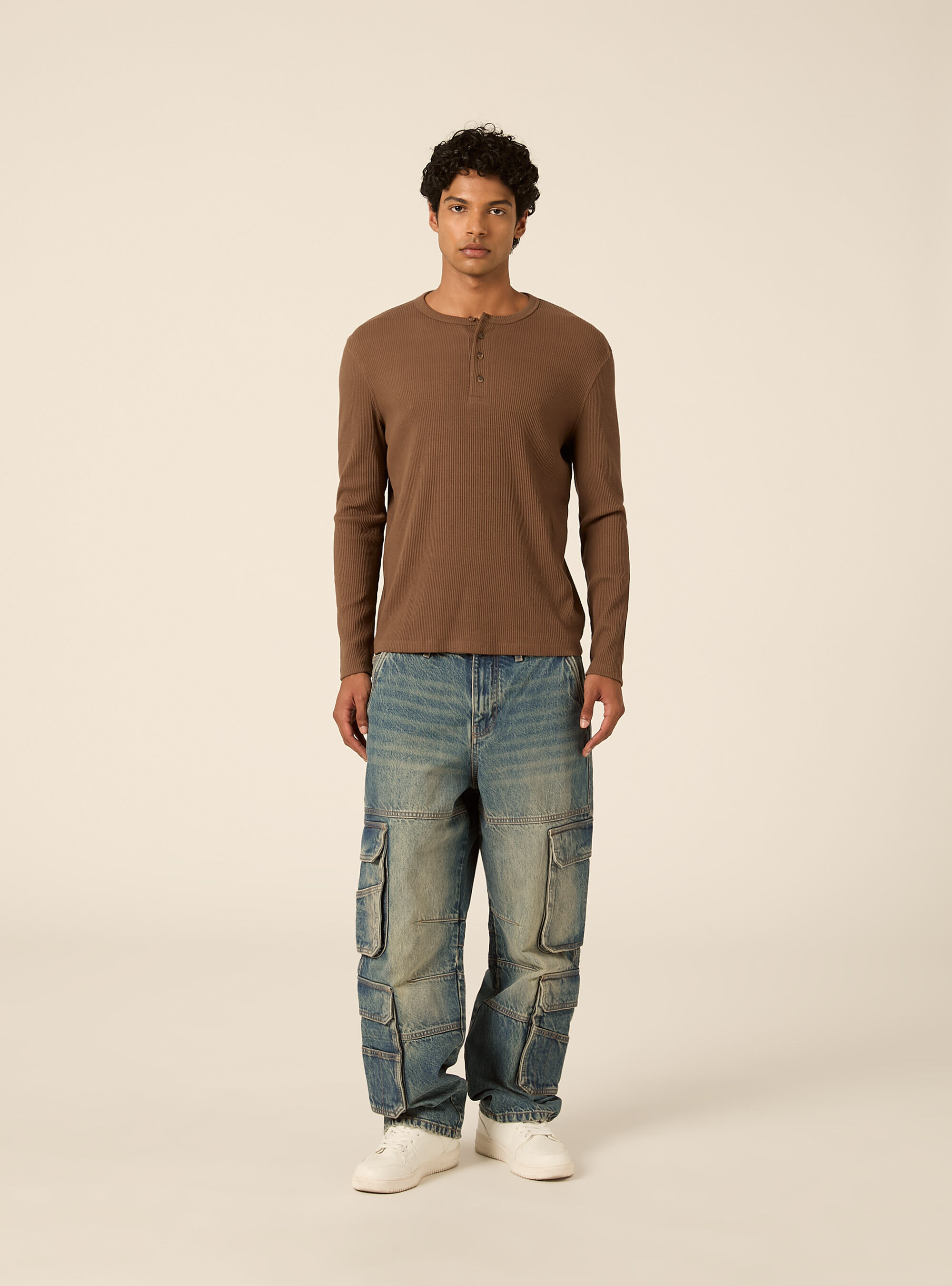 T-shirt henley a coste con  manica lunga
