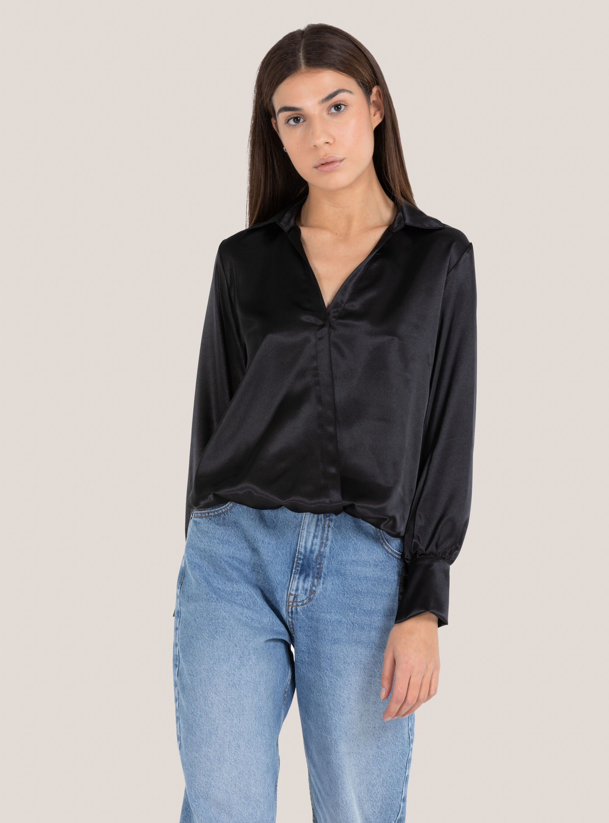 Blusa in satin con scollo ad incrocio, BLACK
