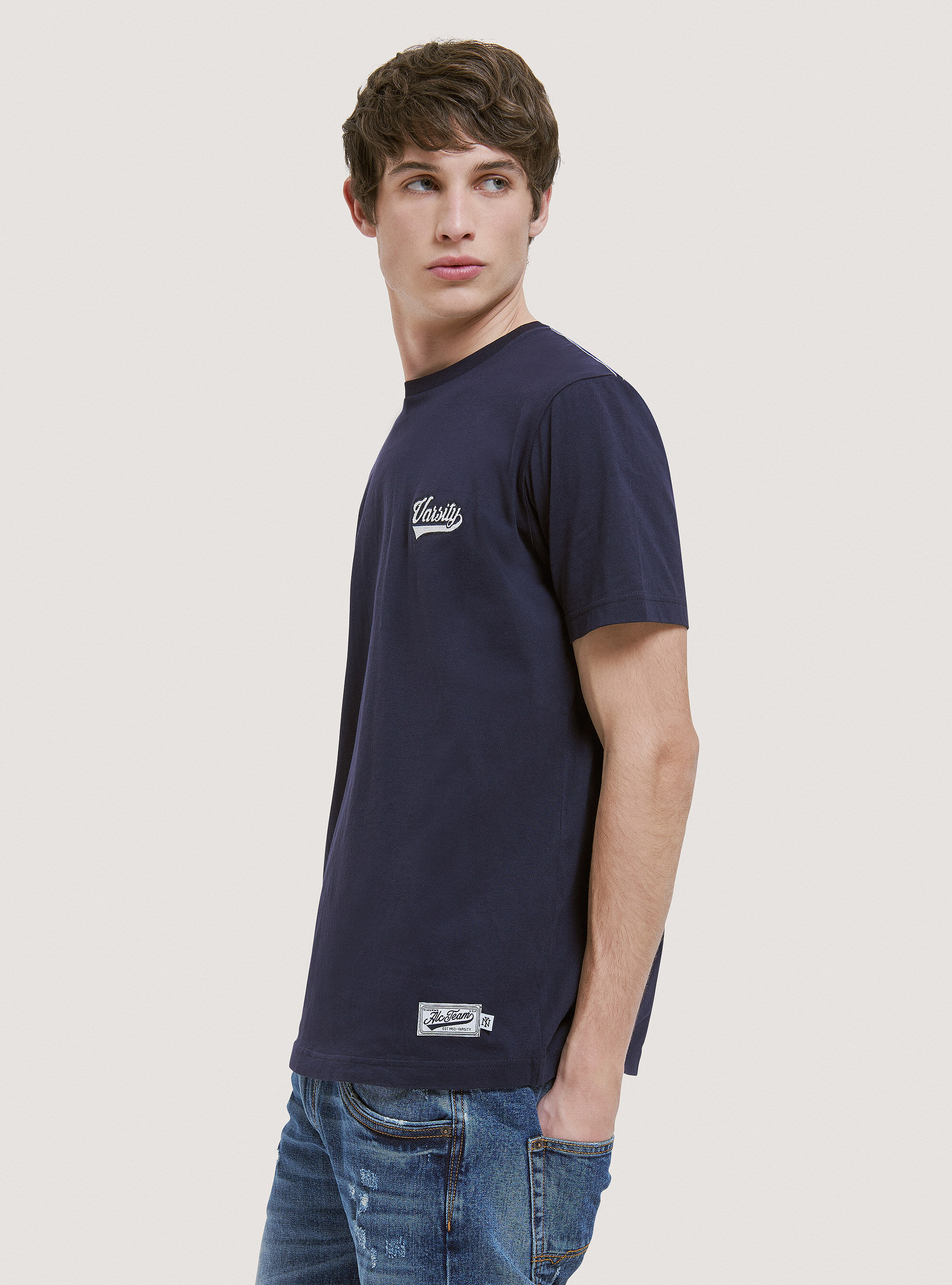 Camiseta de algod&oacute;n con parche Varsity, C2306 BLU