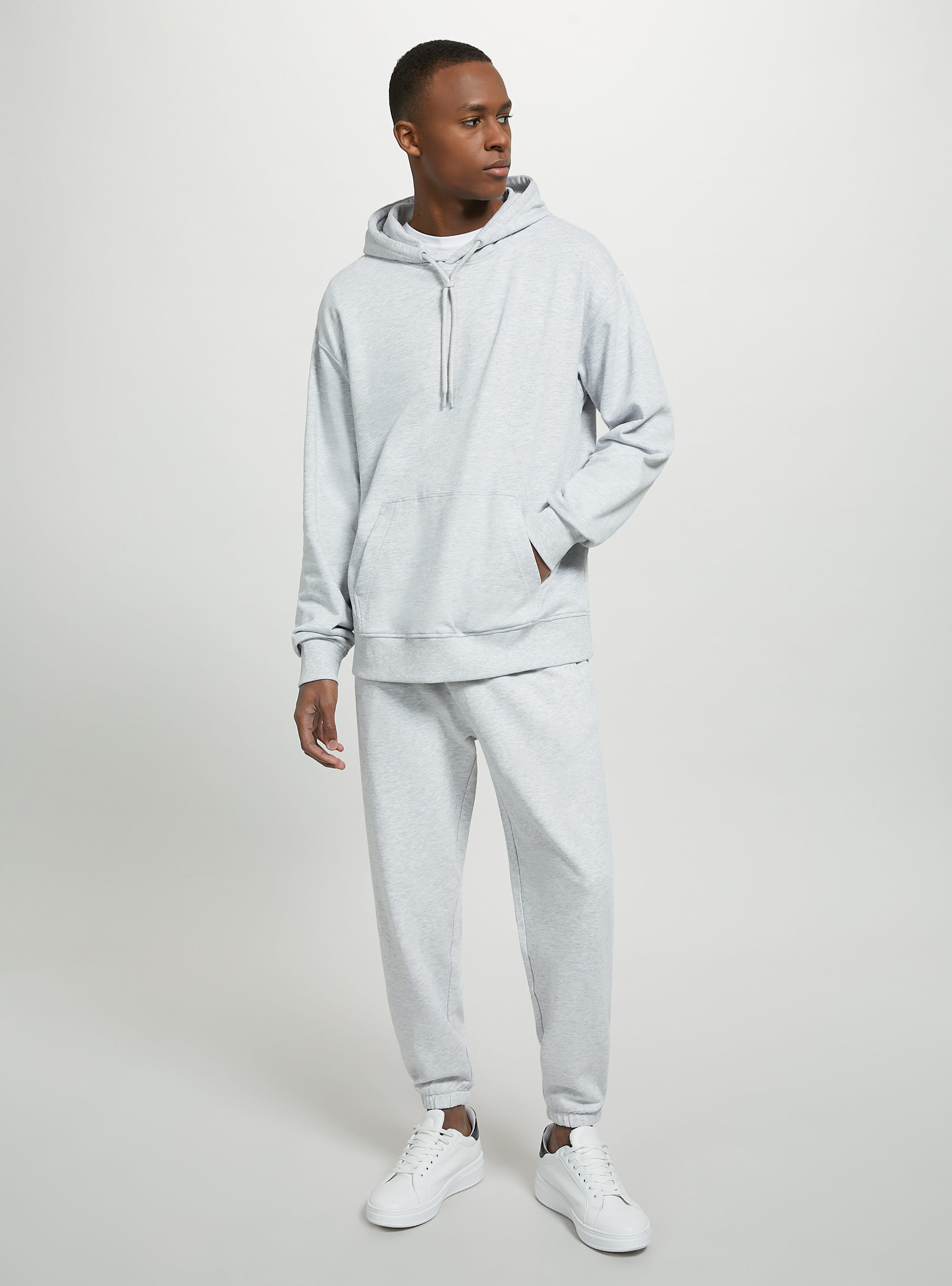 Sudaderas con capucha y bolsillo best sale