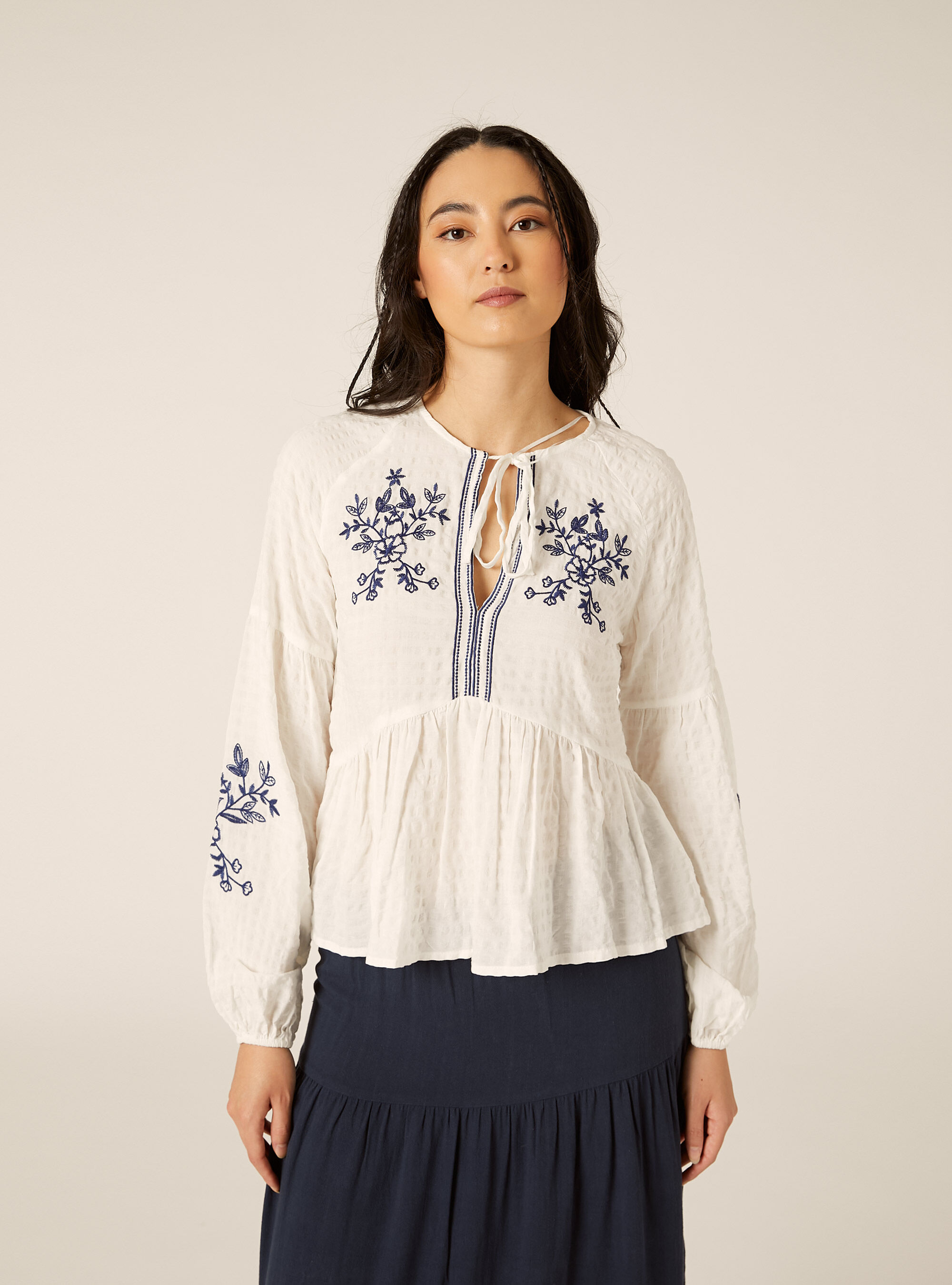 Blusa fluida con bordados