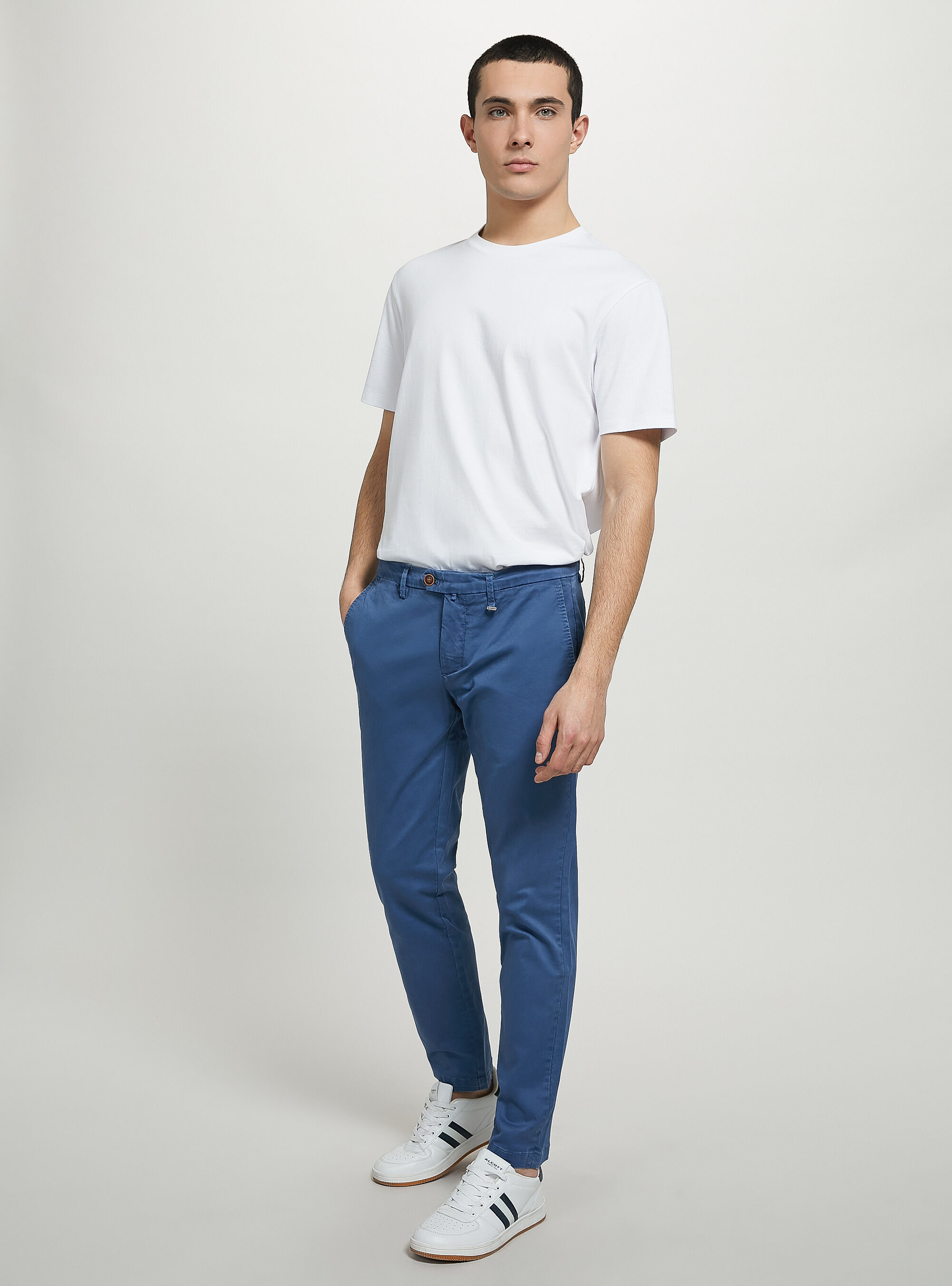 Pantalones chinos de sarga de algod&oacute;n el&aacute;stico, AZ1 AZURE DARK