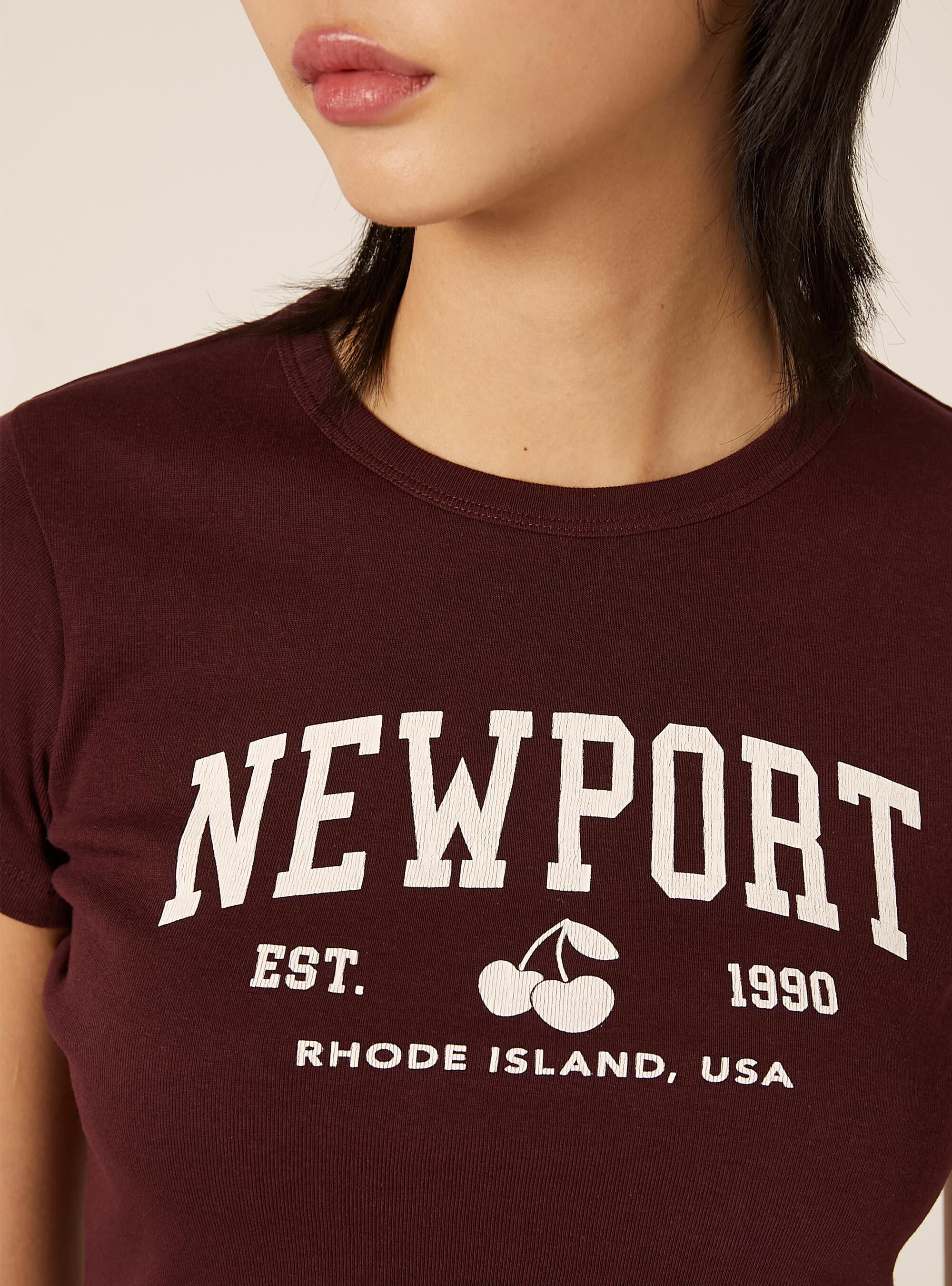 Kurz&auml;rmeliges Crop-T-Shirt mit College-Grafik-Print, BO1 BORDEAUX DARK