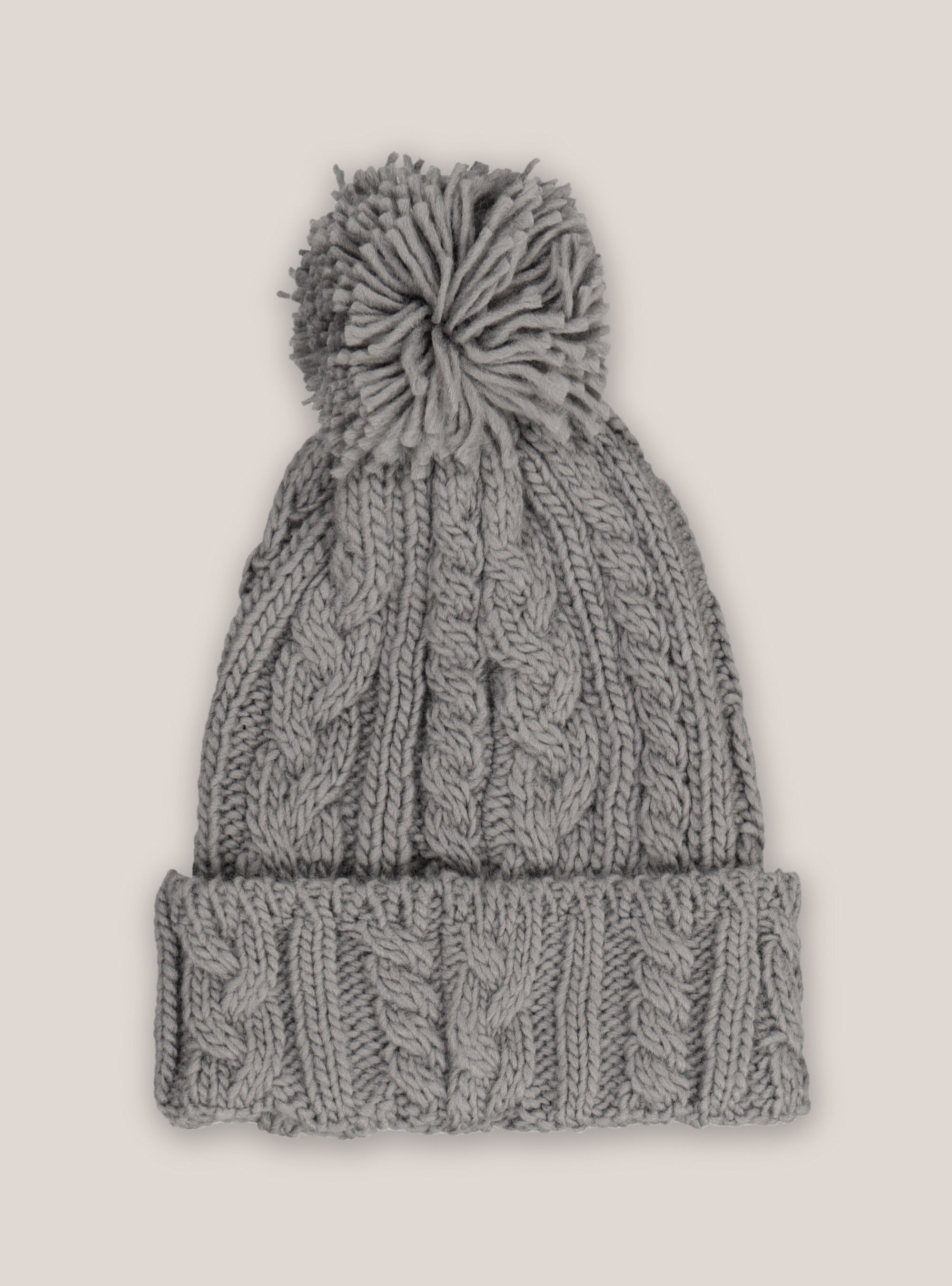 Hat with pom-pom and patch