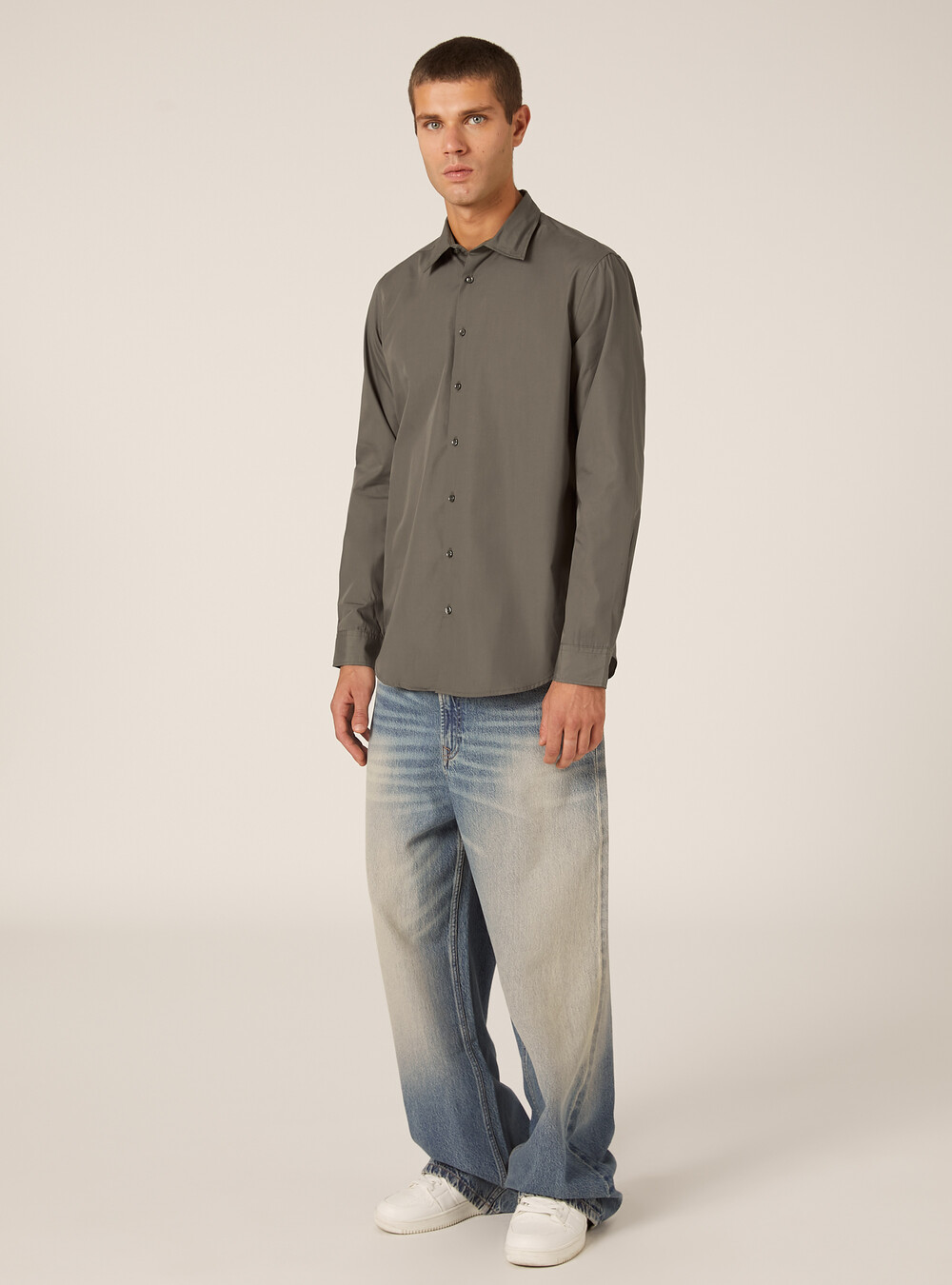 Acquista Camicia da spiaggia casual morbida e traspirante a maniche lunghe da uomo, tinta unita, primaverile e autunnale, bianca e nera, in cotone. in Italia a partire da 2.71 Acquista Camicia da spiaggia casual morbida e traspirante a maniche lunghe da uomo, tinta unita, primaverile e autunnale, bianca e nera, in cotone. in Italia a partire da 2.71