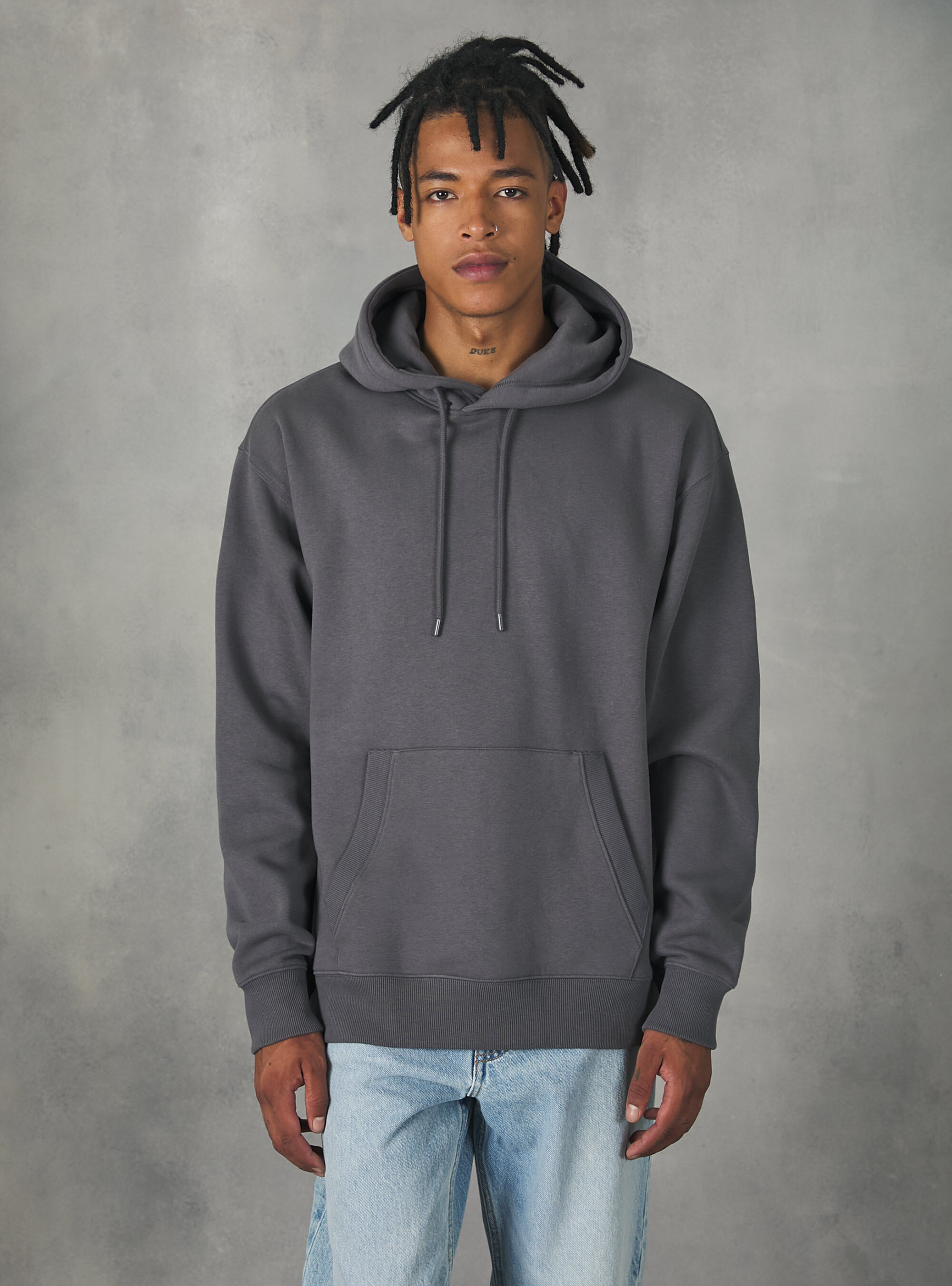 Sweatshirt with hood and pouch pocket