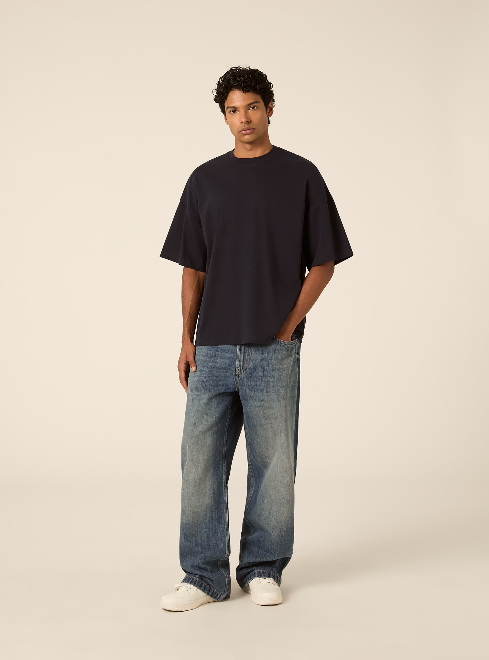 T-shirt boxy fit con tagli sulle spalle