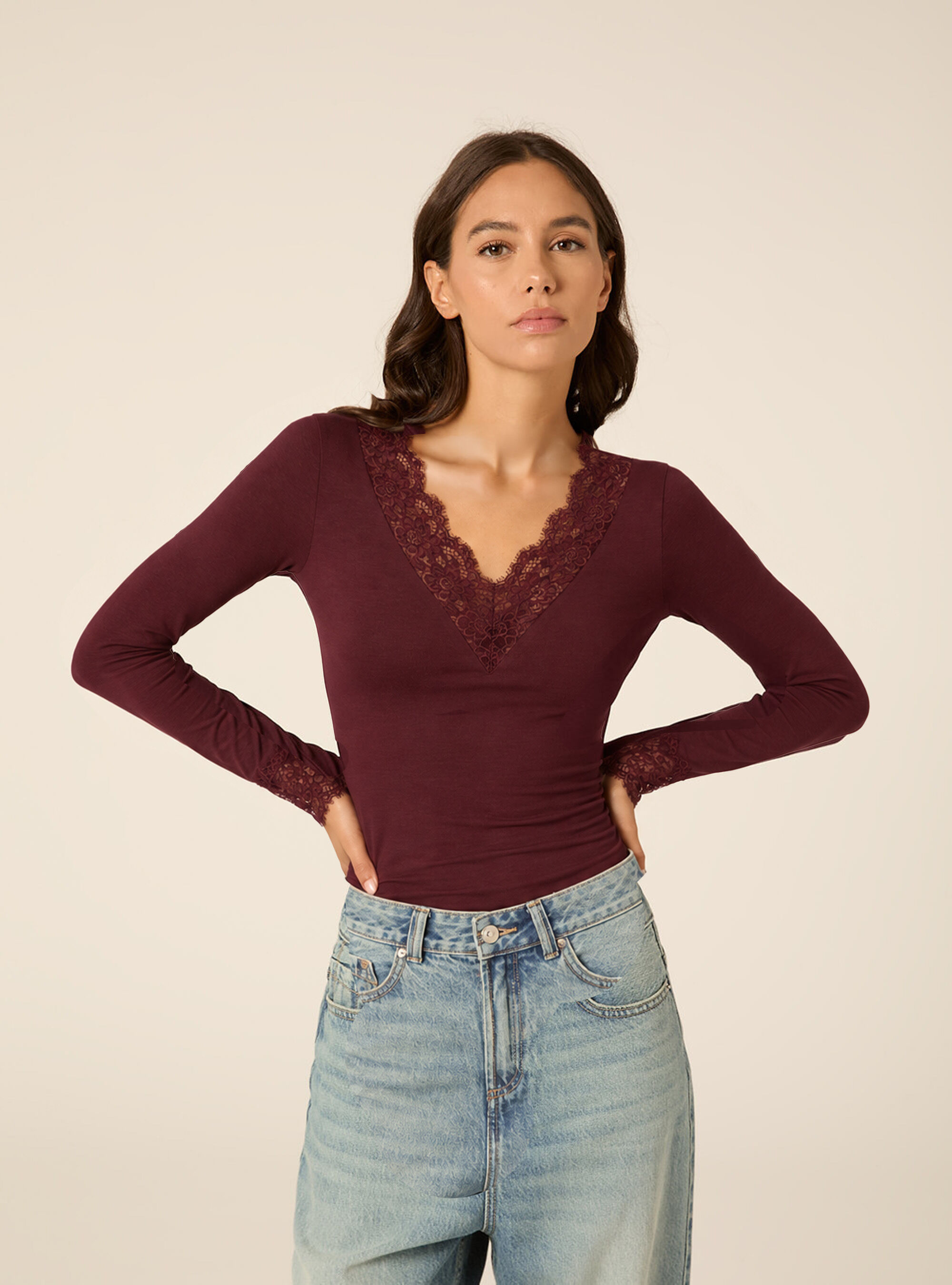 Ultralight V neck top with wool and lace