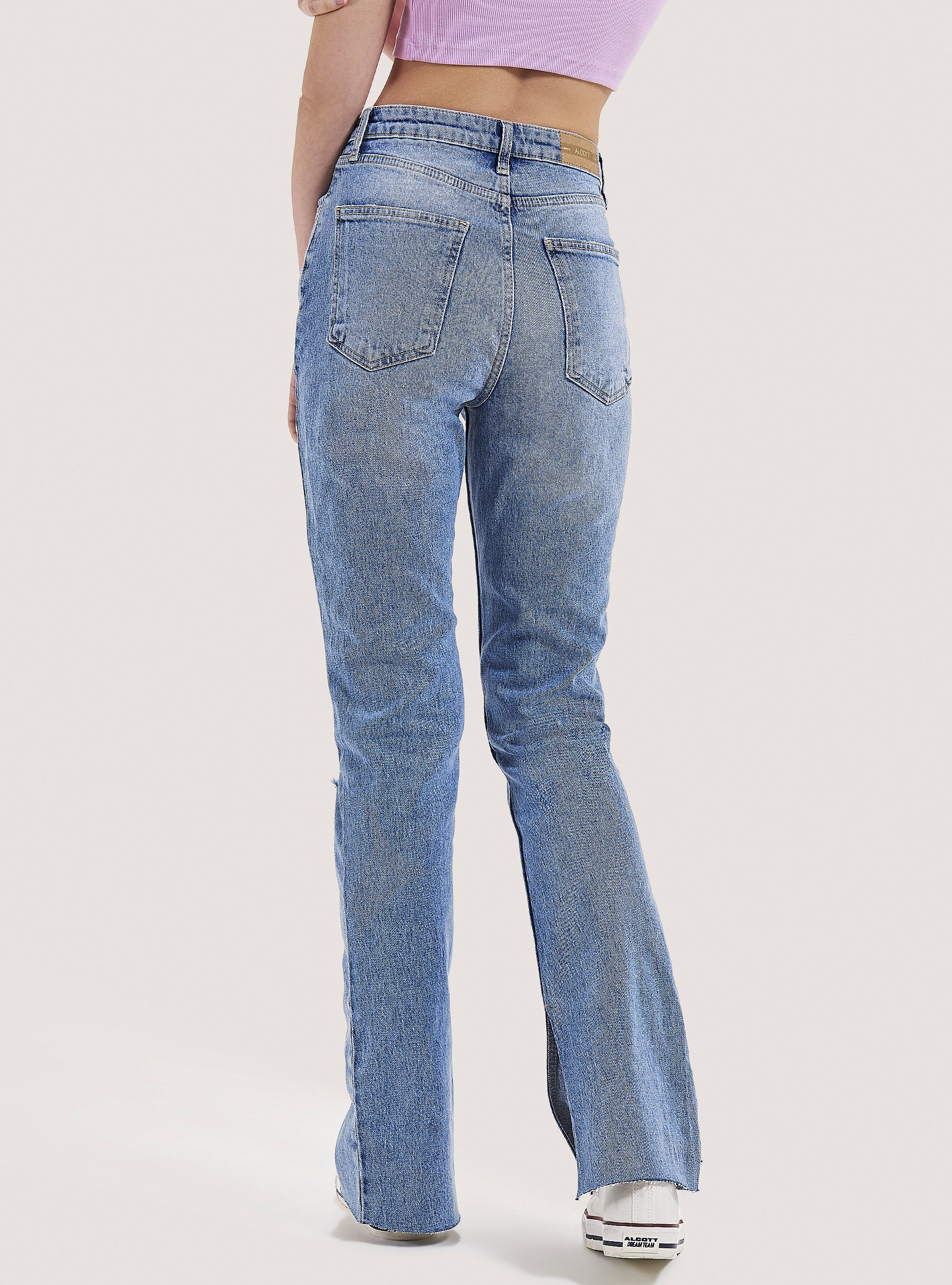 Jeans flare con spacchi laterali