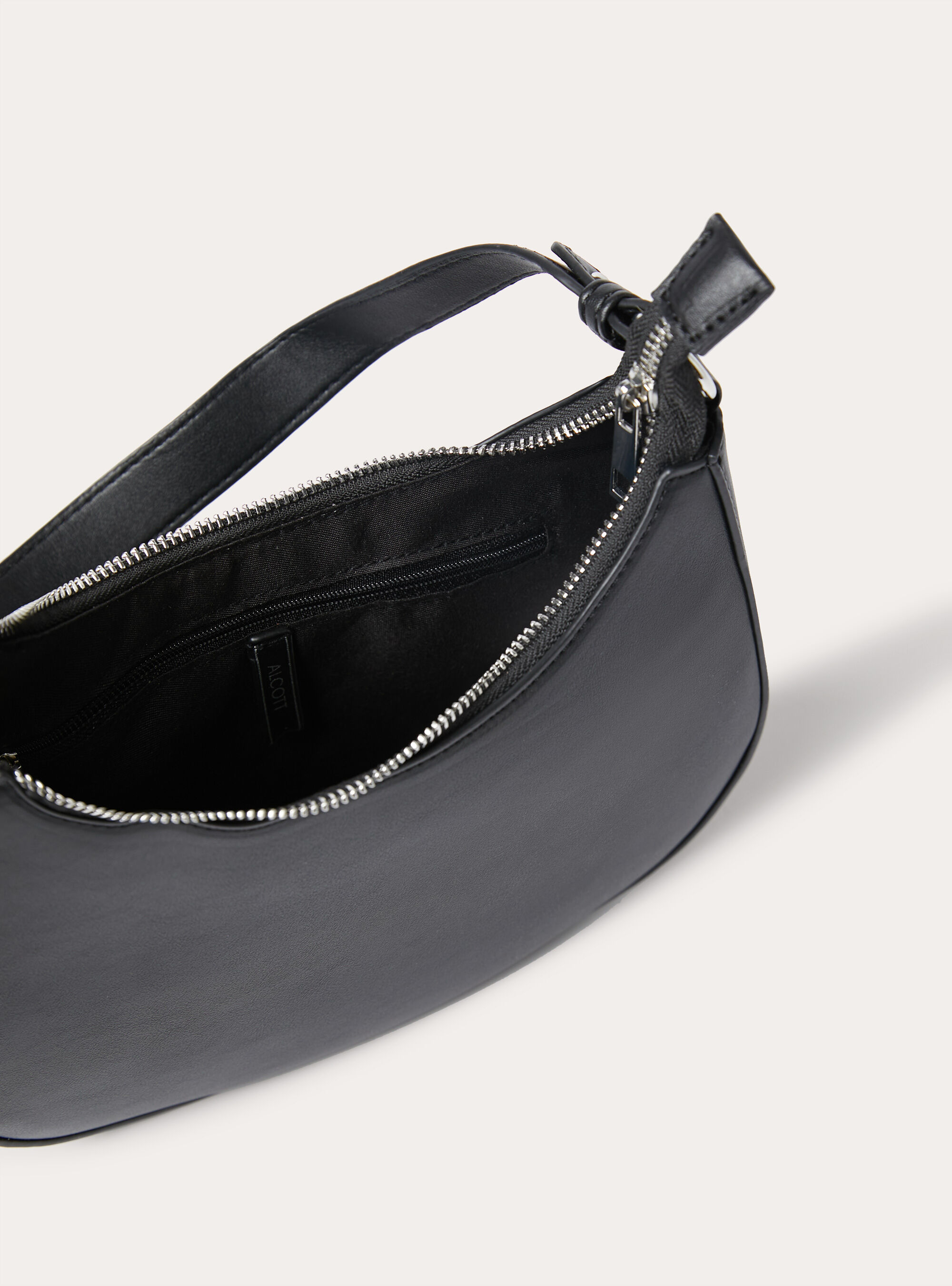 Borsa a spalla a mezzaluna con catena, NERO