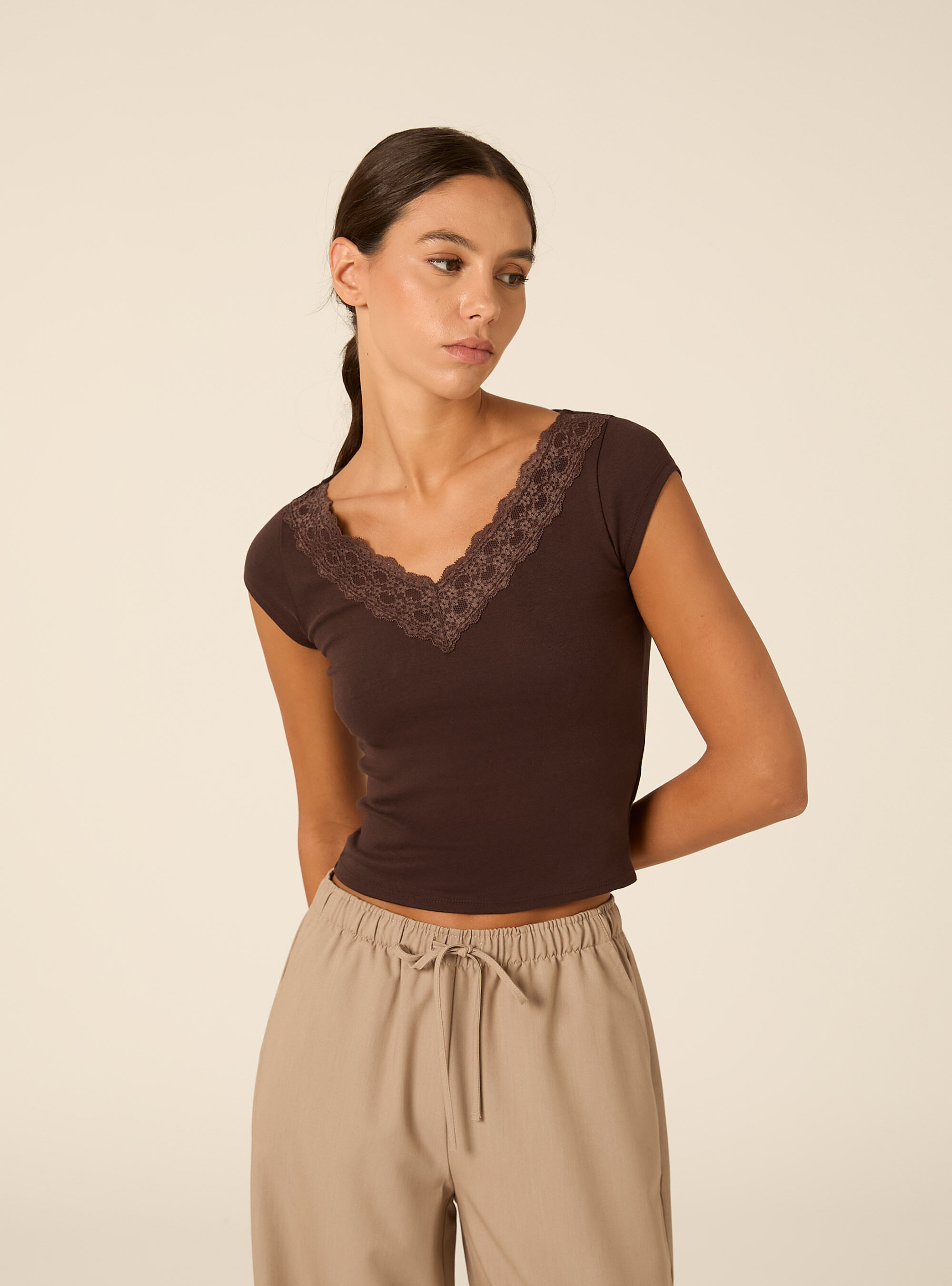 T-shirt con scollo a v in pizzo